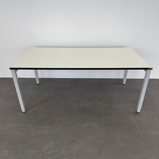 Embru eQ Vierbeintisch mit lichtgrauer Spanplatte und Schwarzer ABS Kante