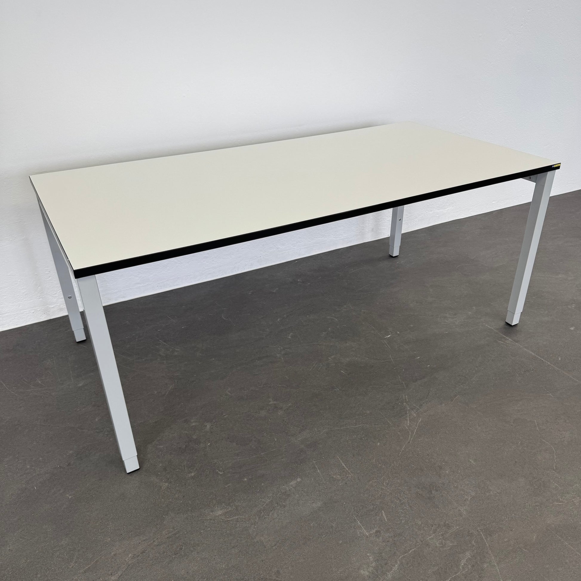 Embru eQ Vierbeintisch höhenverstellbar von 680 - 800mm