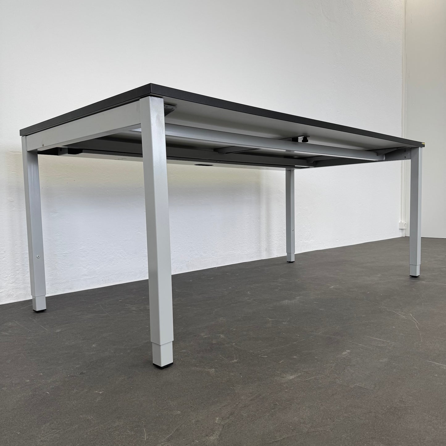 Embru eQ Vierbeintisch seitliche Ansicht