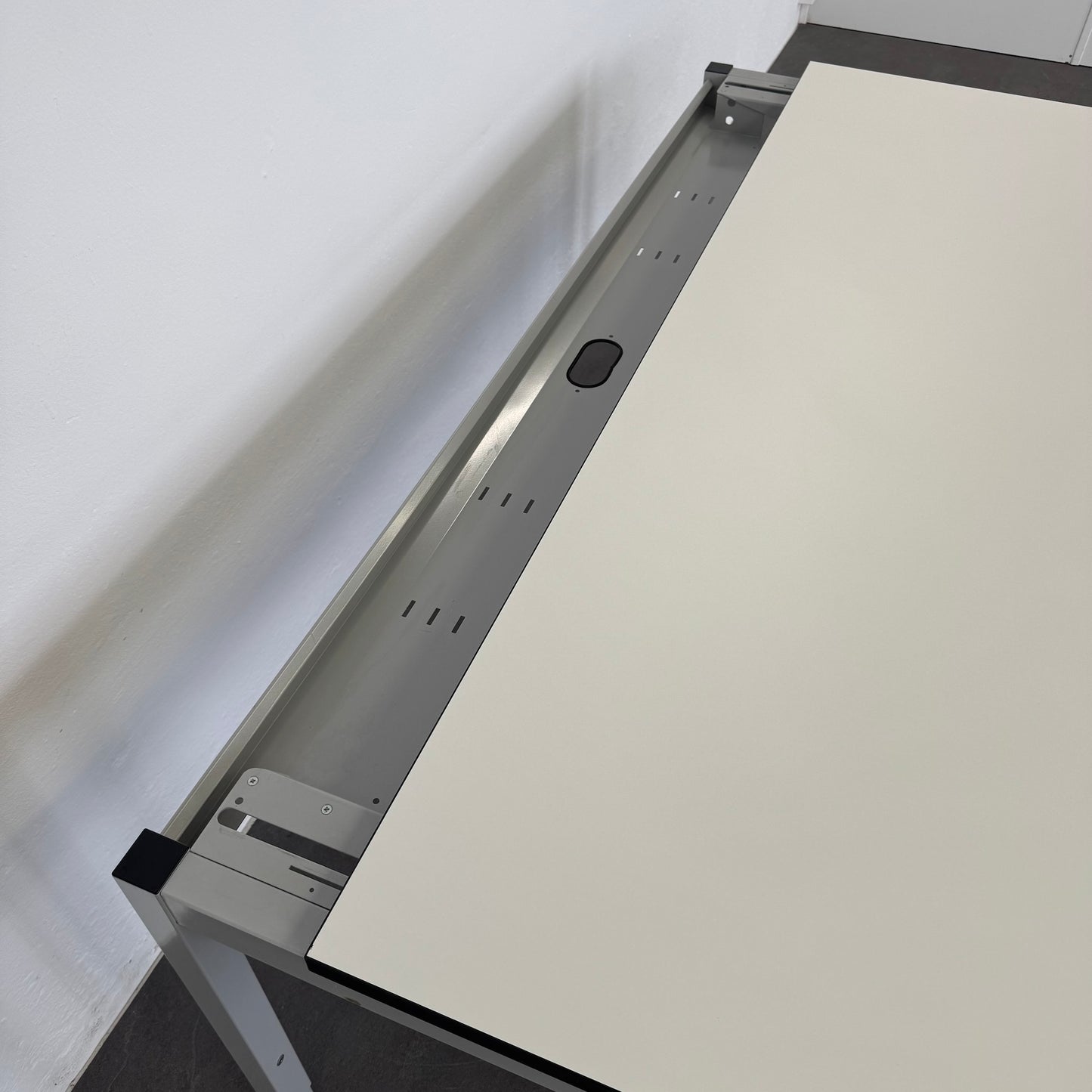 Embru eQ Vierbeintisch Detailfoto Kabelkanal