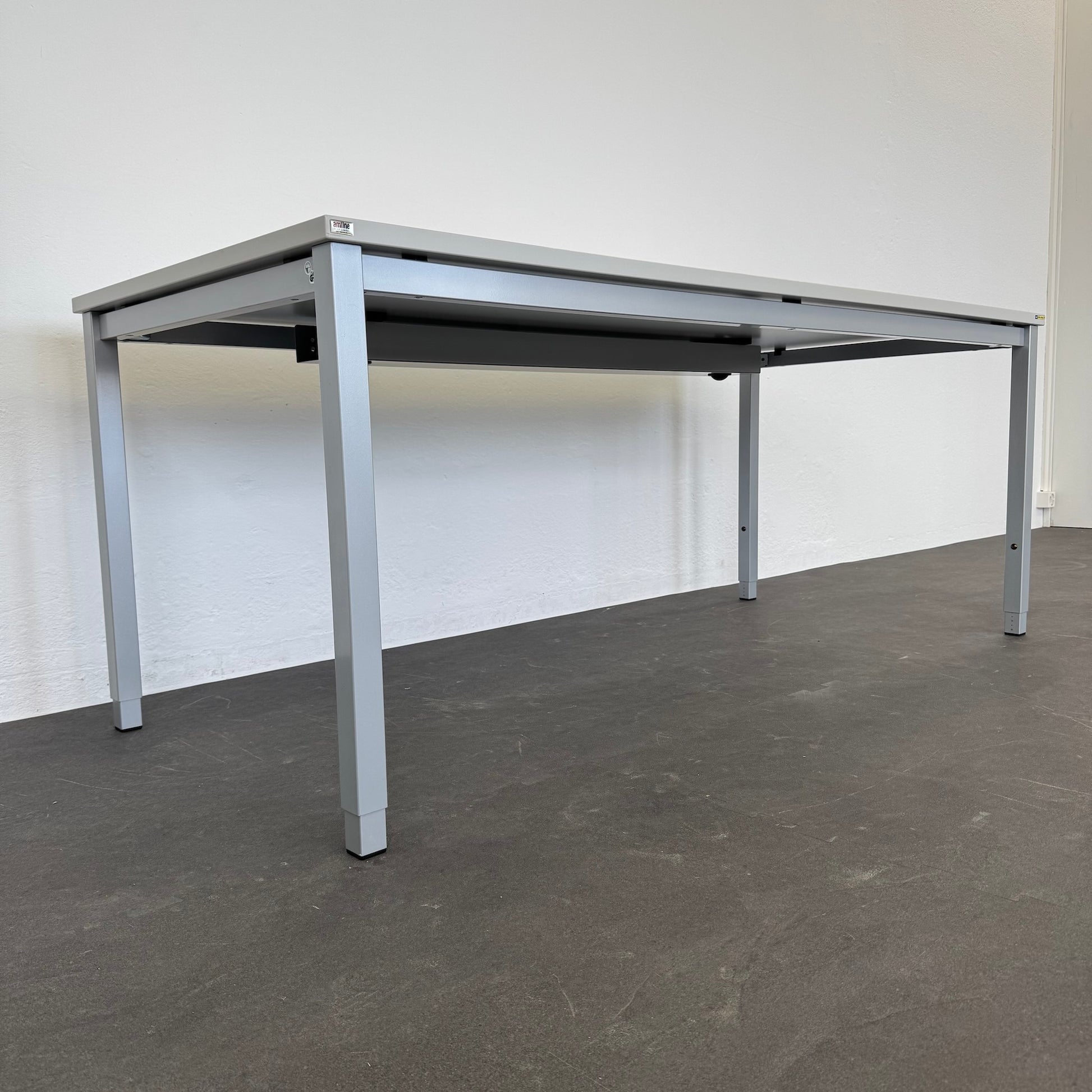 AMLINE ClassicVierbeintisch seitliche Ansicht