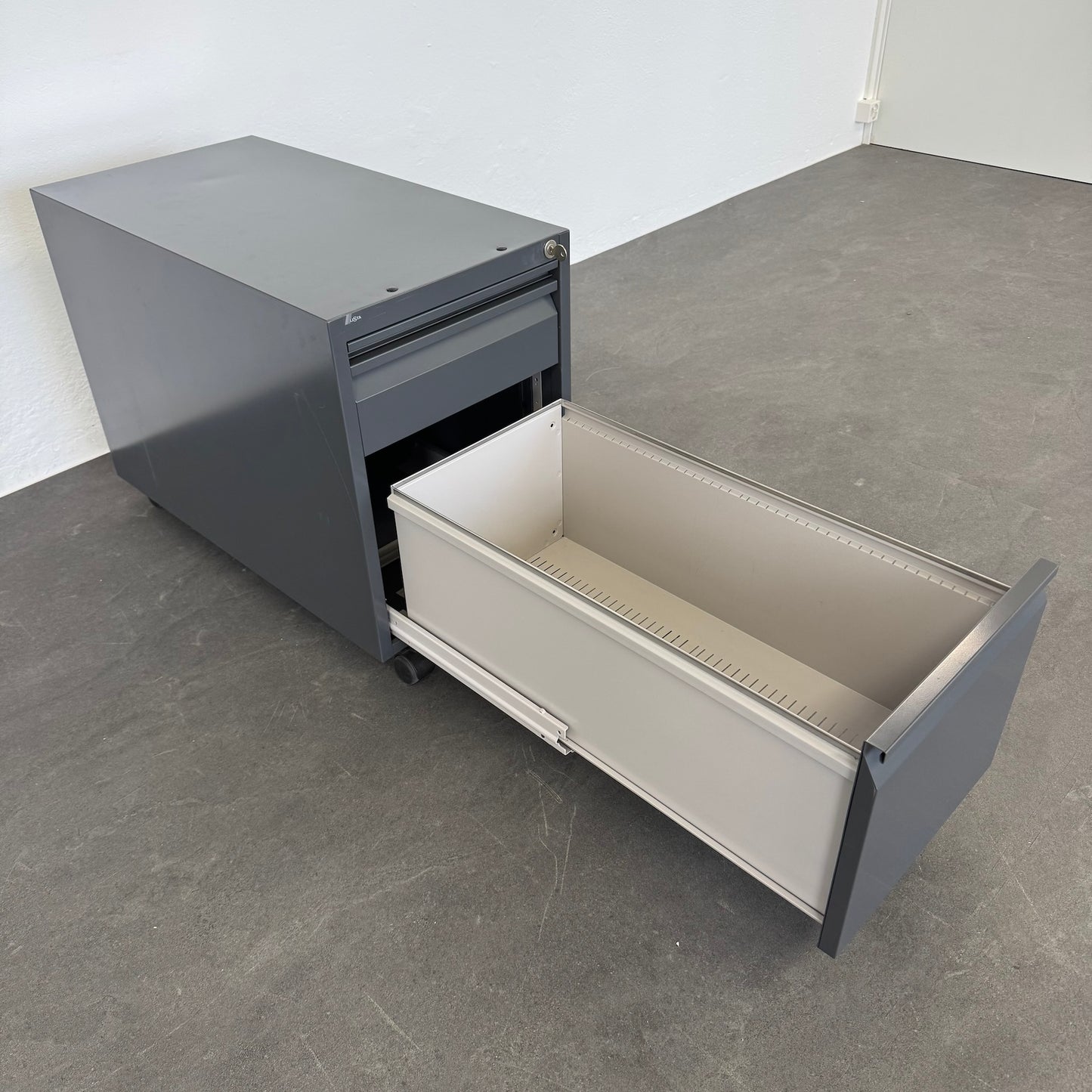 Lista Office Serie L Roll-Korpus mit HR-Auszug offen