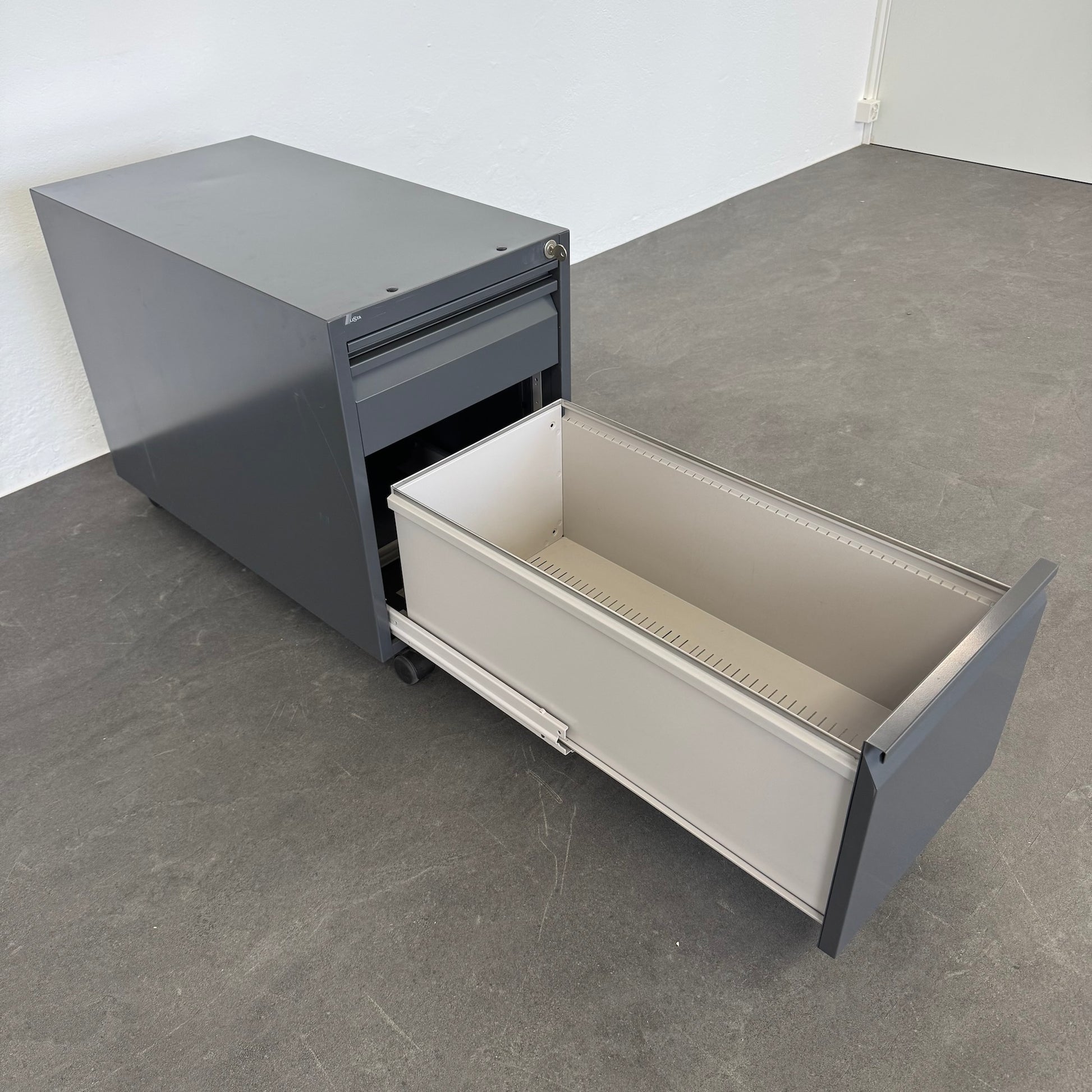 Lista Office Serie L Roll-Korpus mit HR-Auszug offen