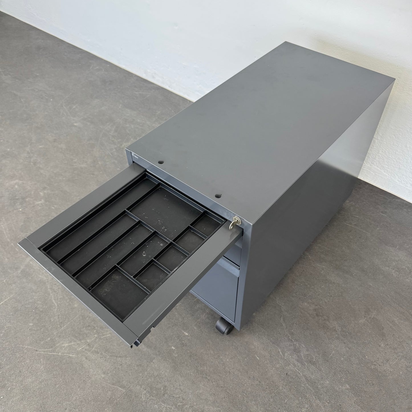 Lista Office Serie L Roll-Korpus mit Materialschale offen