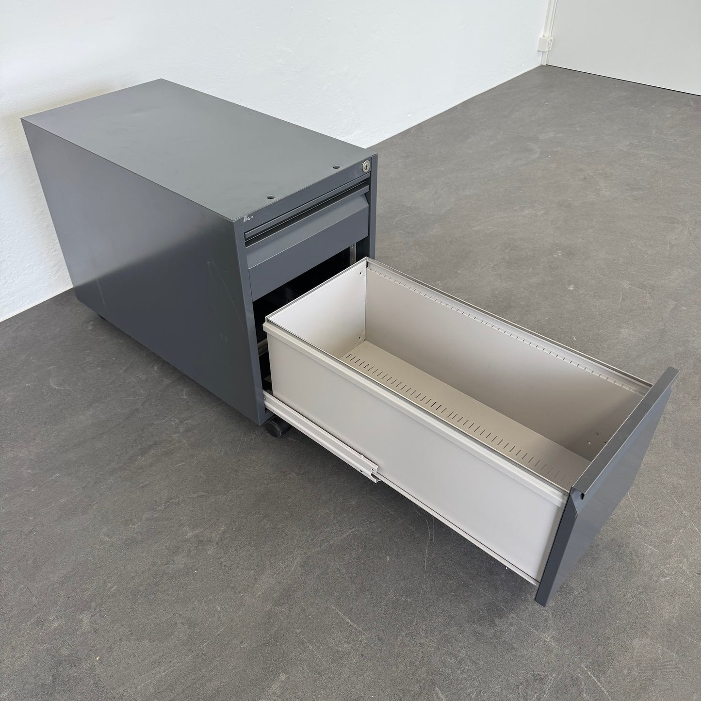 Lista Office Serie L Roll-Korpus mit HR-Auszug offen