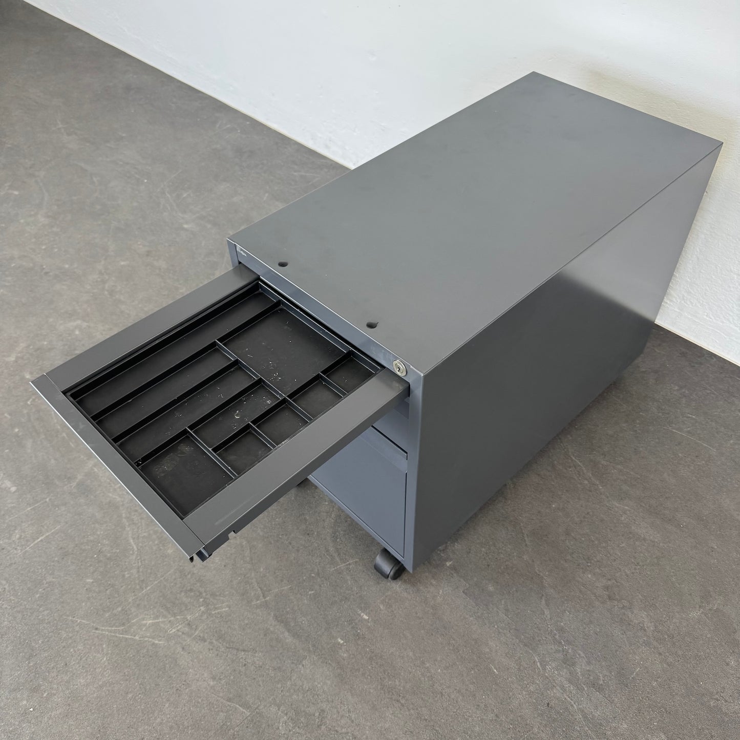 Lista Office Serie L Roll-Korpus mit Materialschale offen