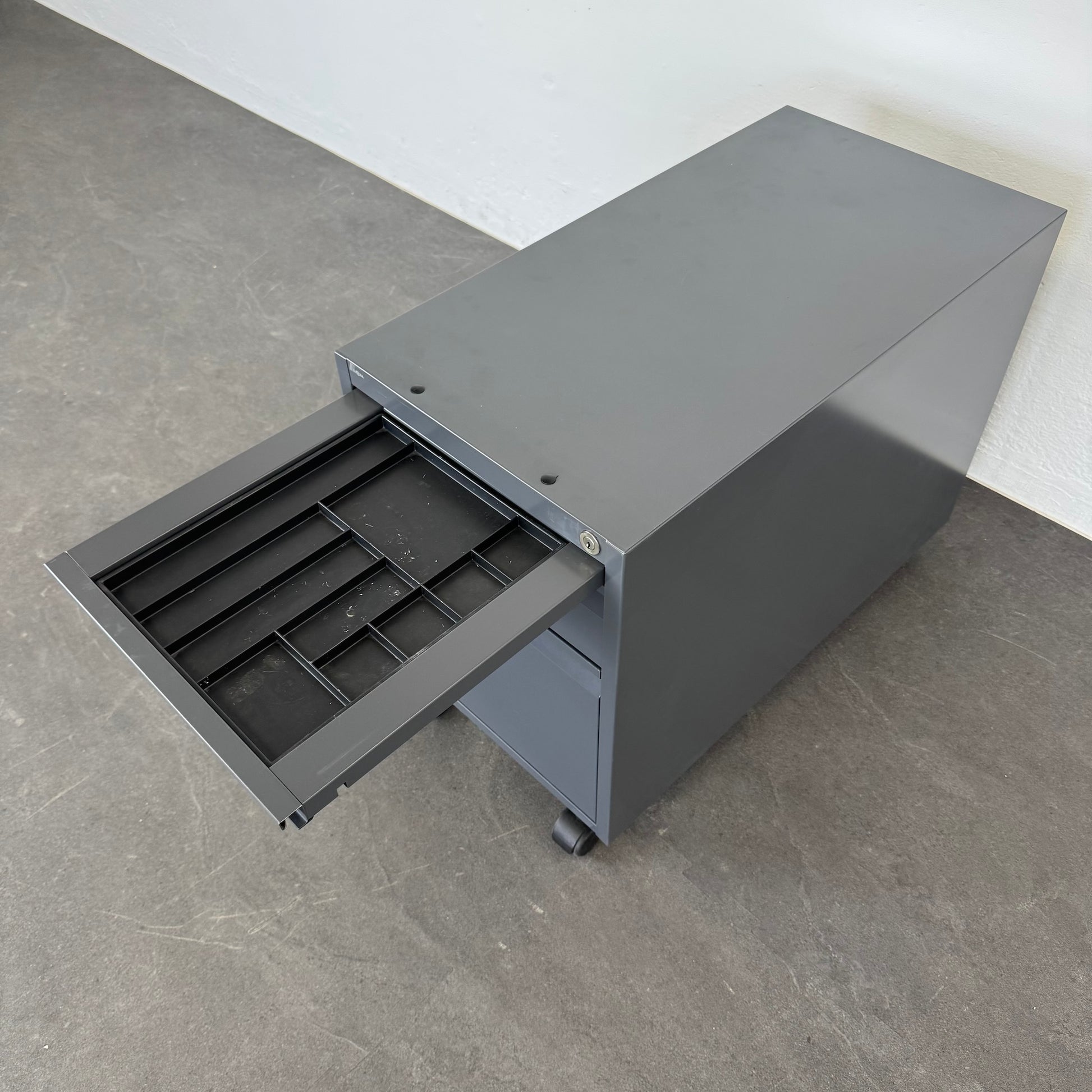 Lista Office Serie L Roll-Korpus mit Materialschale offen