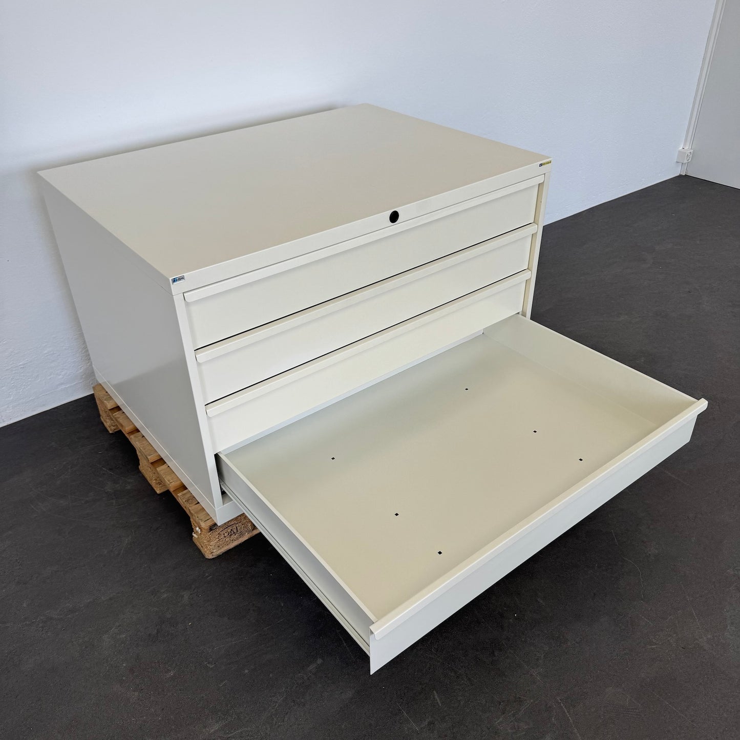 Lista Classic Schubladenschrank unterste Schublade offen