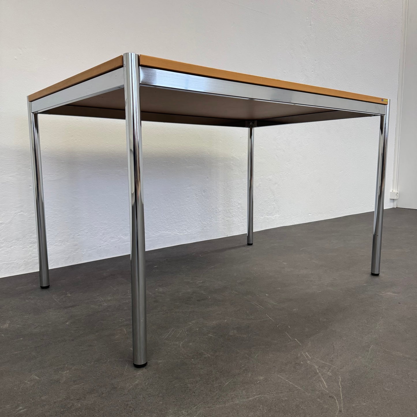 Ergodata Multi Desk Rondo Sitzungstisch Seitliche Ansicht