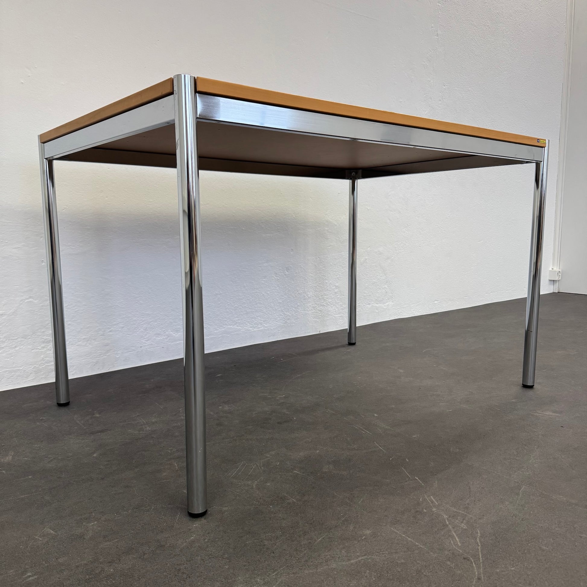 Ergodata Multi Desk Rondo Sitzungstisch Seitliche Ansicht