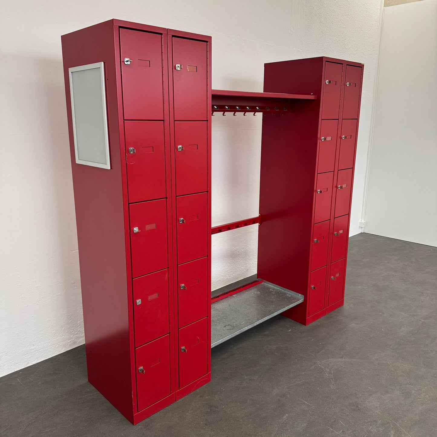 C + P Classic Garderobenspind mit  allen Abteilen geschlossen