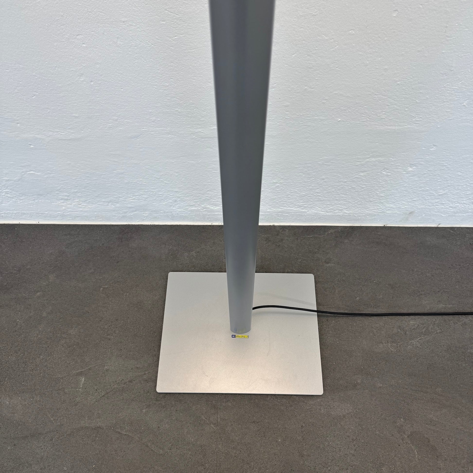 Waldmann Legato P Indirekt-/Direktleuchte Detailfoto Standfuss