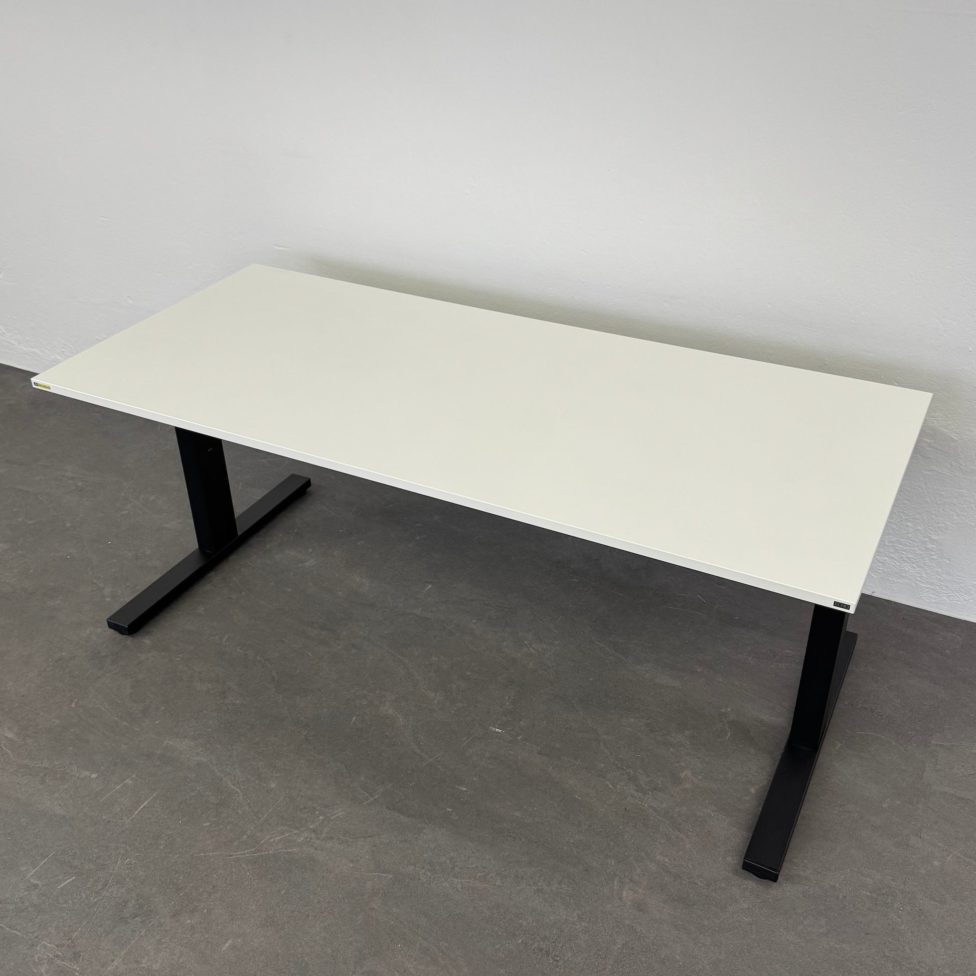 Echo Vario Schreibtisch mechanisch höhenverstellbar von 680-820mm