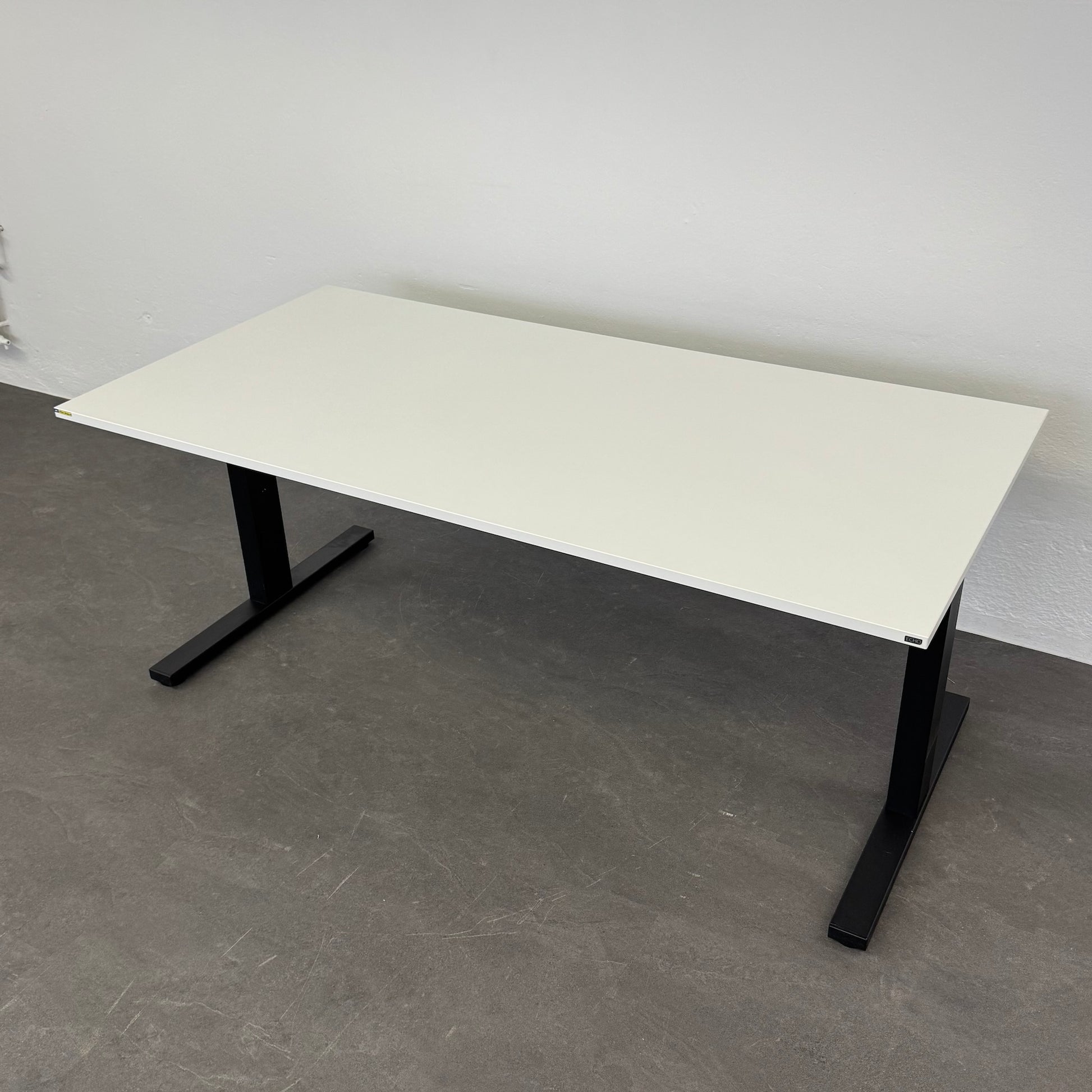 Echo Vario Schreibtisch mechanisch höhenverstellbar von 680-820mm