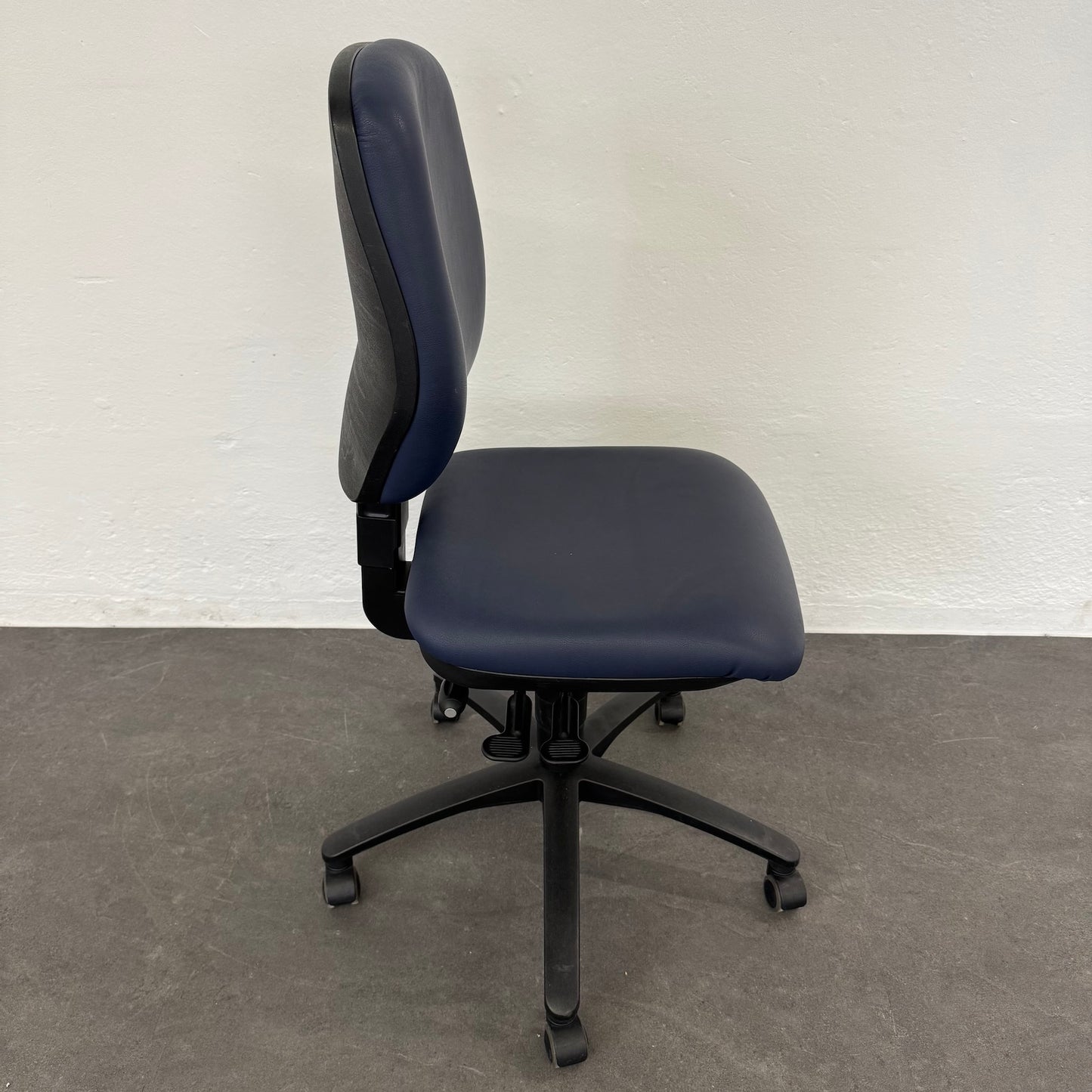 Dauphin Classic Arbeitsdrehstuhl mit Fusskreuz Schwarz