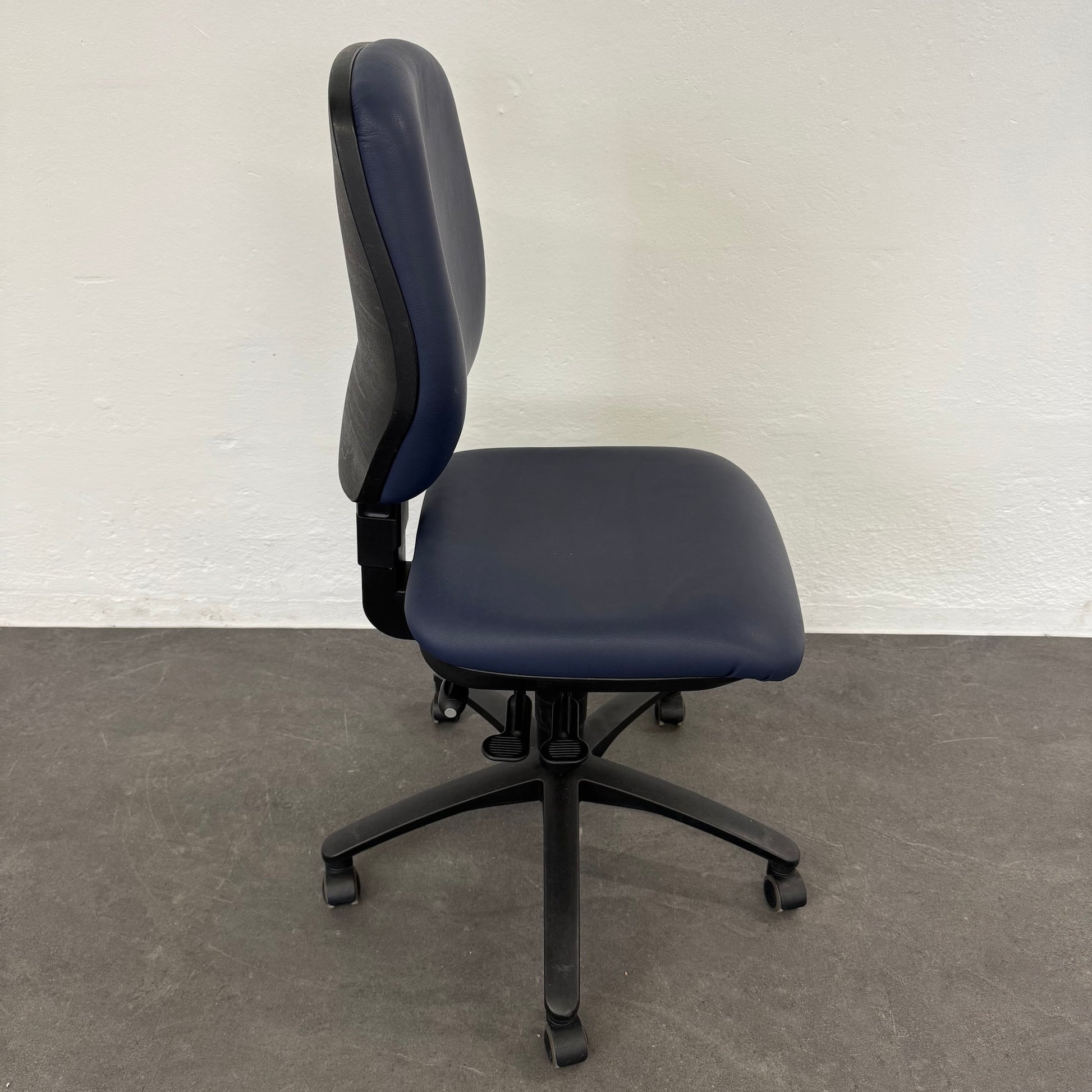 Dauphin Classic Arbeitsdrehstuhl mit Fusskreuz Schwarz