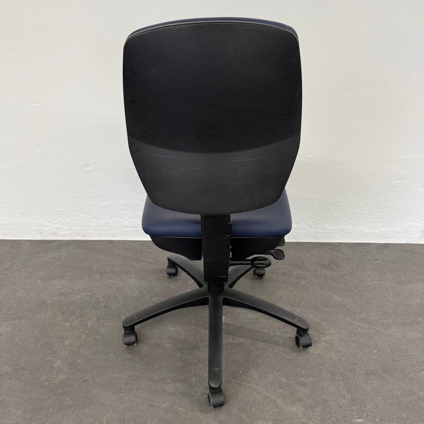 Dauphin Classic Arbeitsdrehstuhl Ansicht von hinten