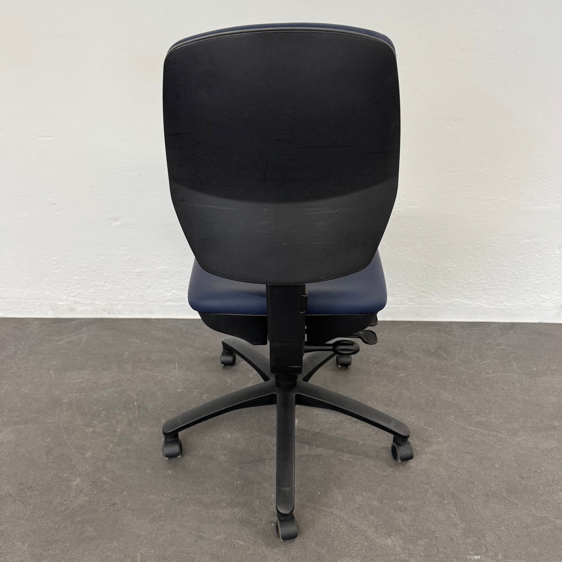 Dauphin Classic Arbeitsdrehstuhl Ansicht von hinten