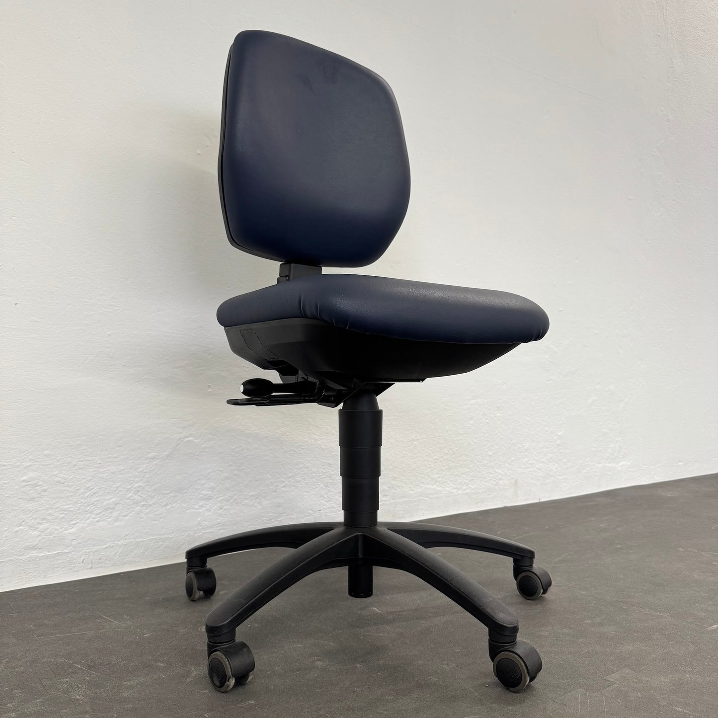 Dauphin Classic Arbeitsdrehstuhl seitliche Ansicht von links