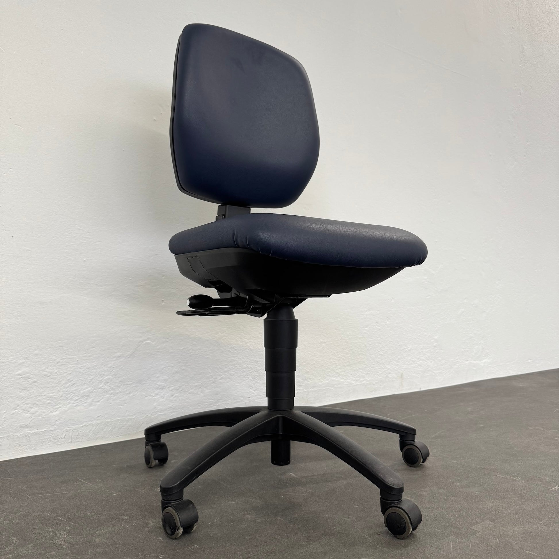 Dauphin Classic Arbeitsdrehstuhl seitliche Ansicht von links