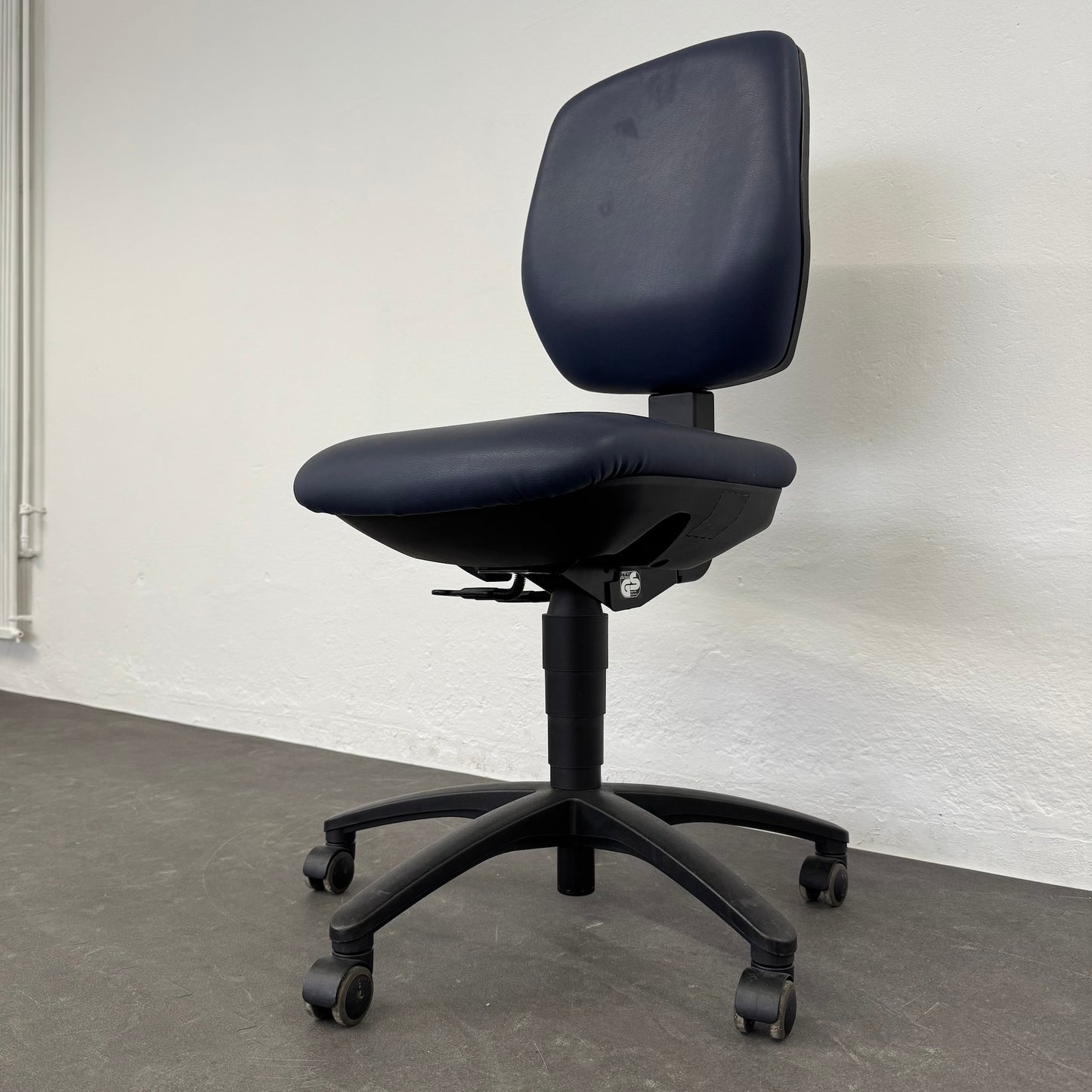 Dauphin Classic Arbeitsdrehstuhl seitliche Ansicht von rechts