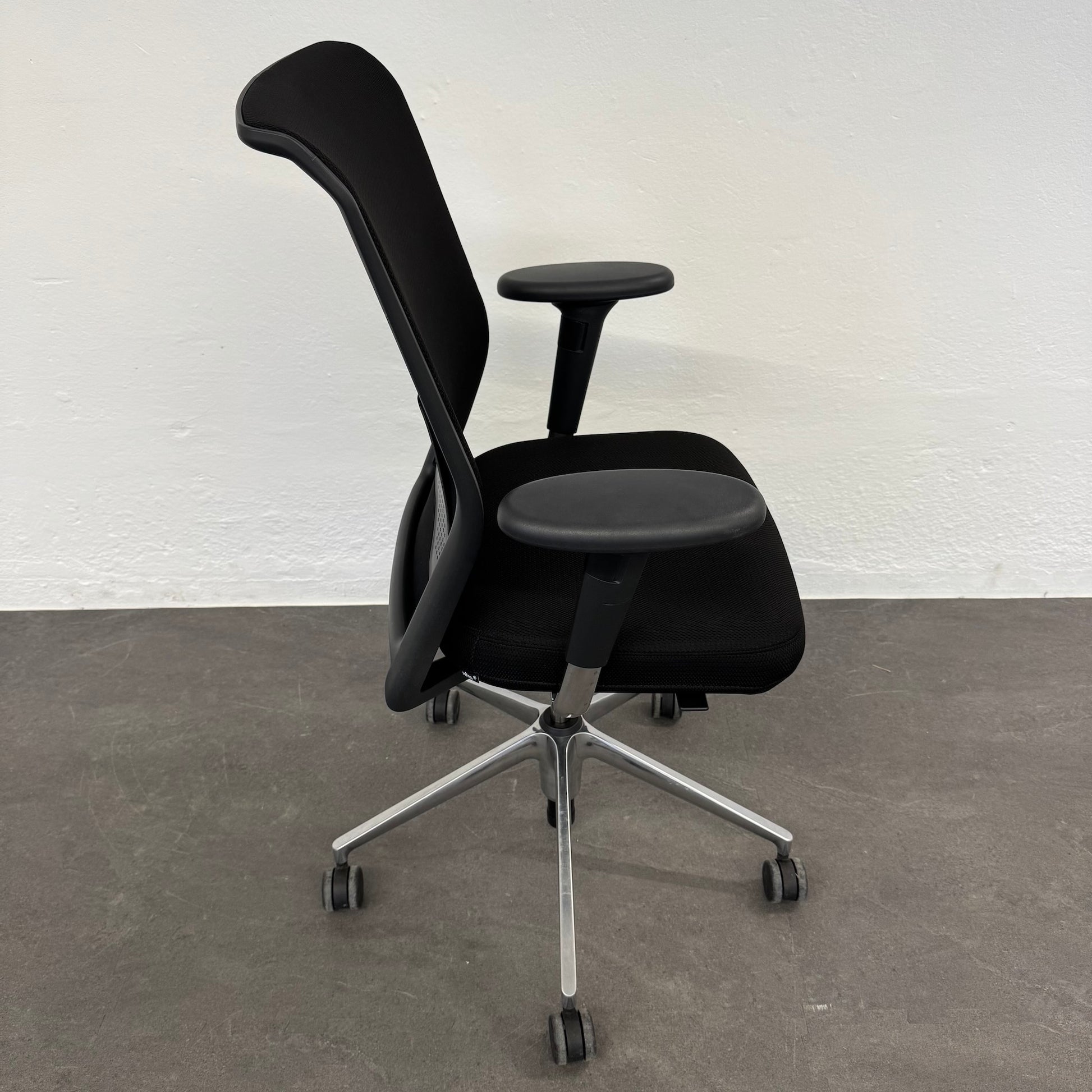 Vitra ID Mesh Bürodrehstuhl mit Fusskreuz Aluminium Poliert