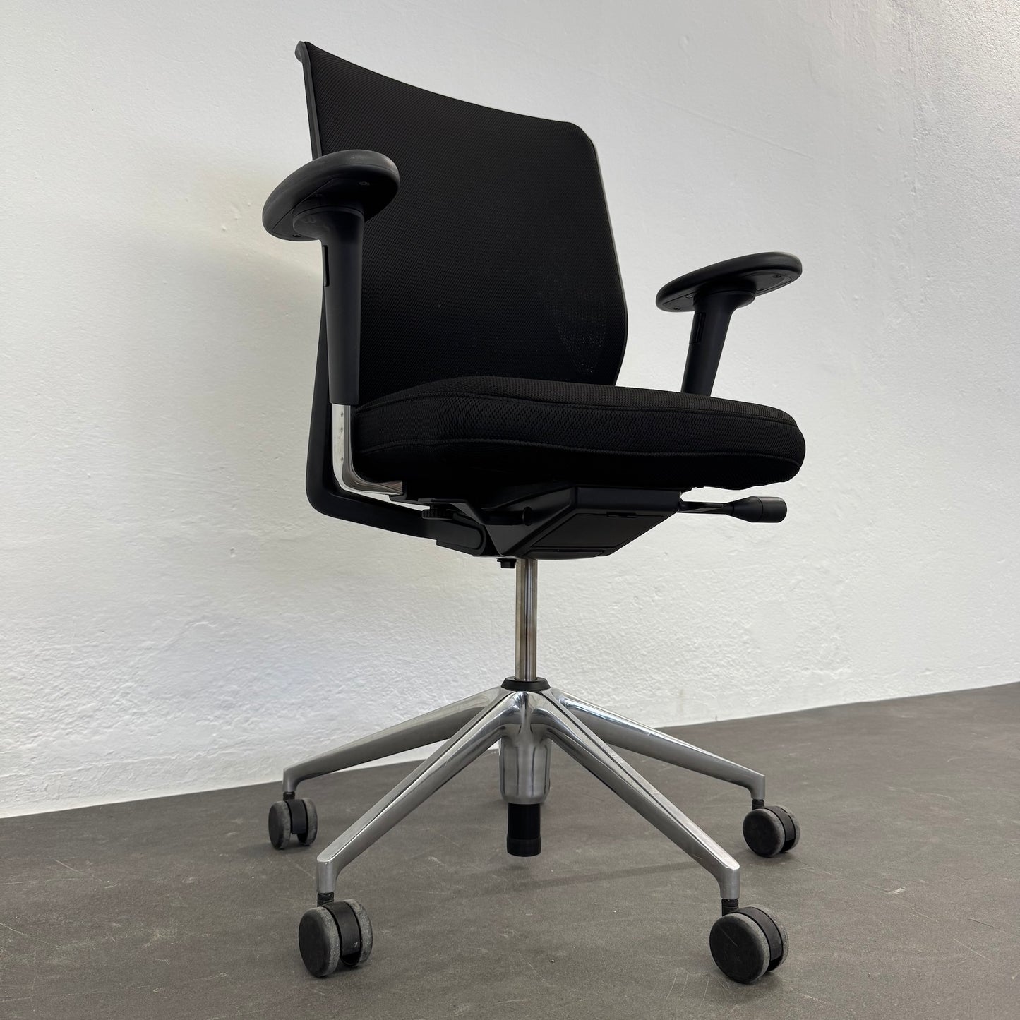 Vitra ID Mesh Bürodrehstuhl Ansicht von unten links