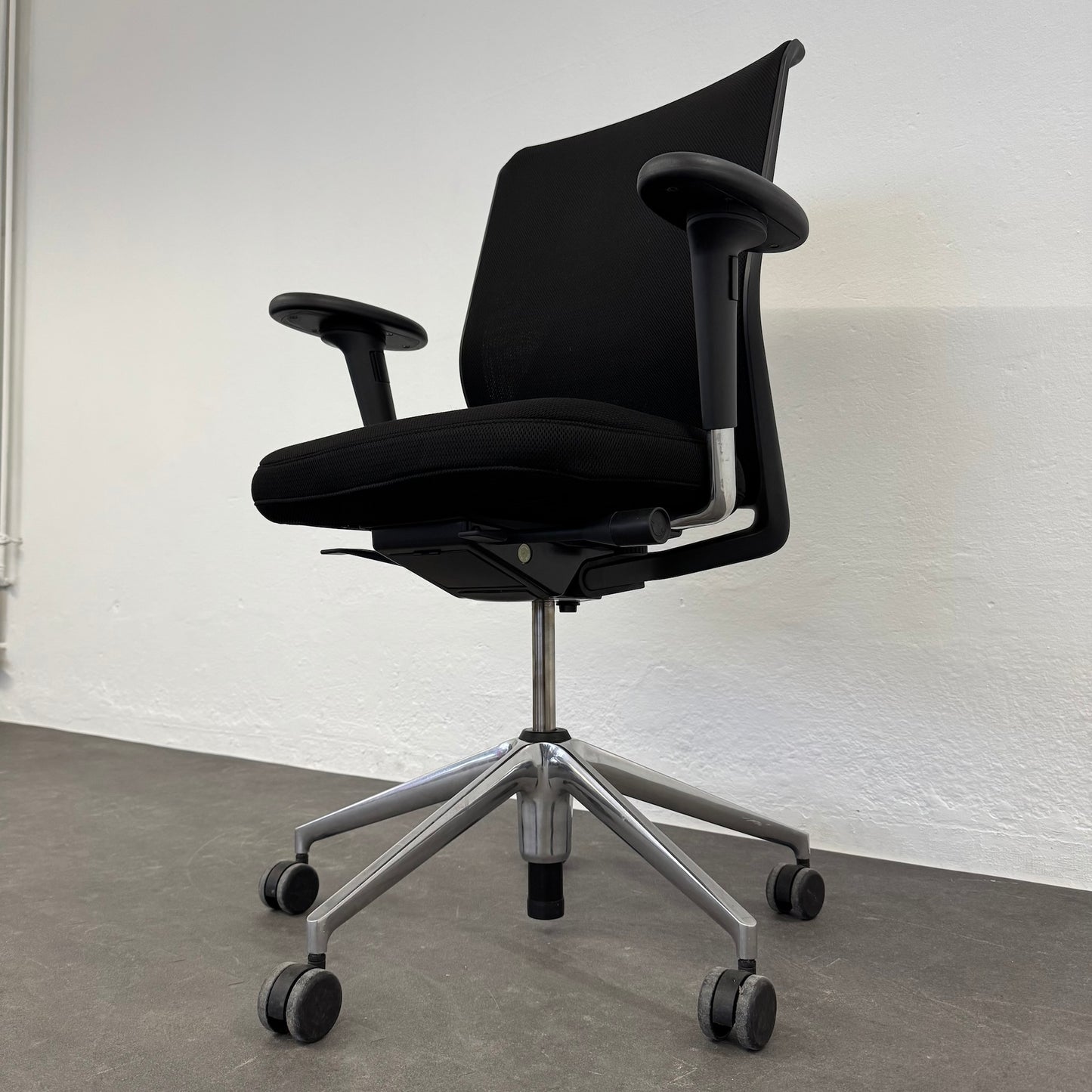 Vitra ID Mesh Bürodrehstuhl Ansicht von unten rechts