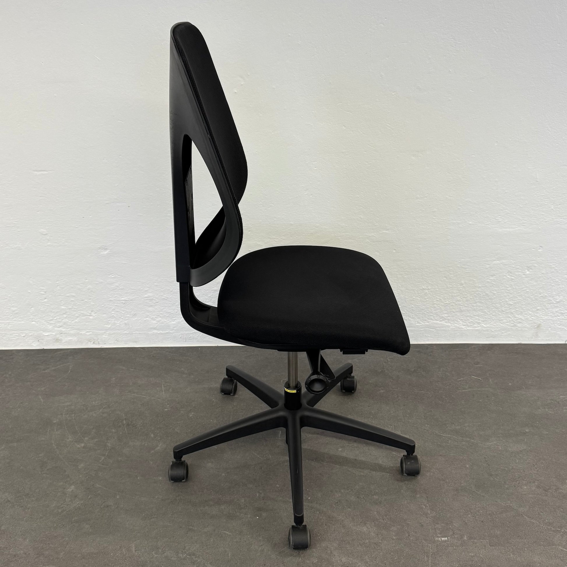 Giroflex G353 Bürodrehstuhl mit Fusskreuz Schwarz