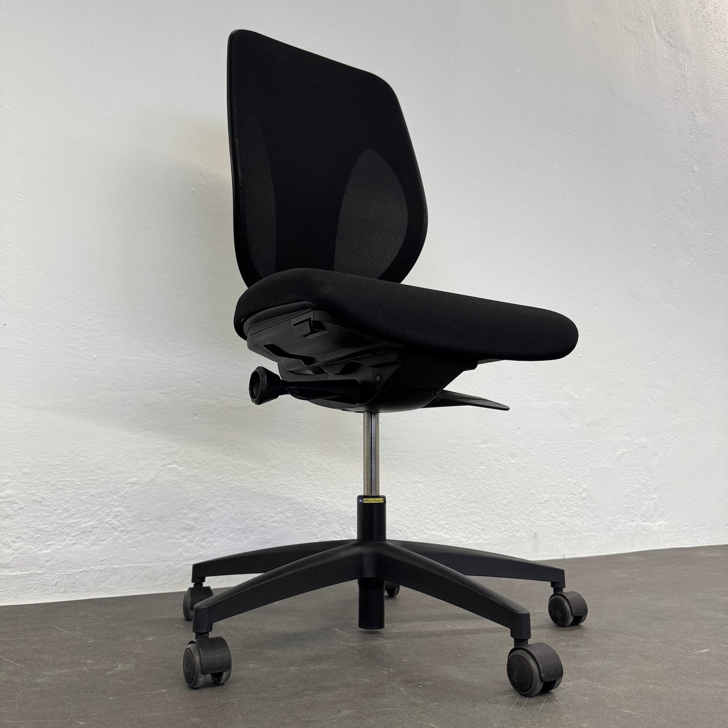 Giroflex G353 Bürodrehstuhl seitliche Ansicht von links