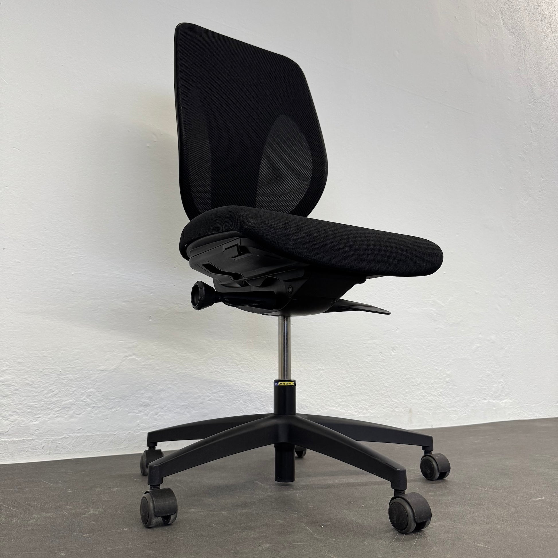 Giroflex G353 Bürodrehstuhl seitliche Ansicht von links