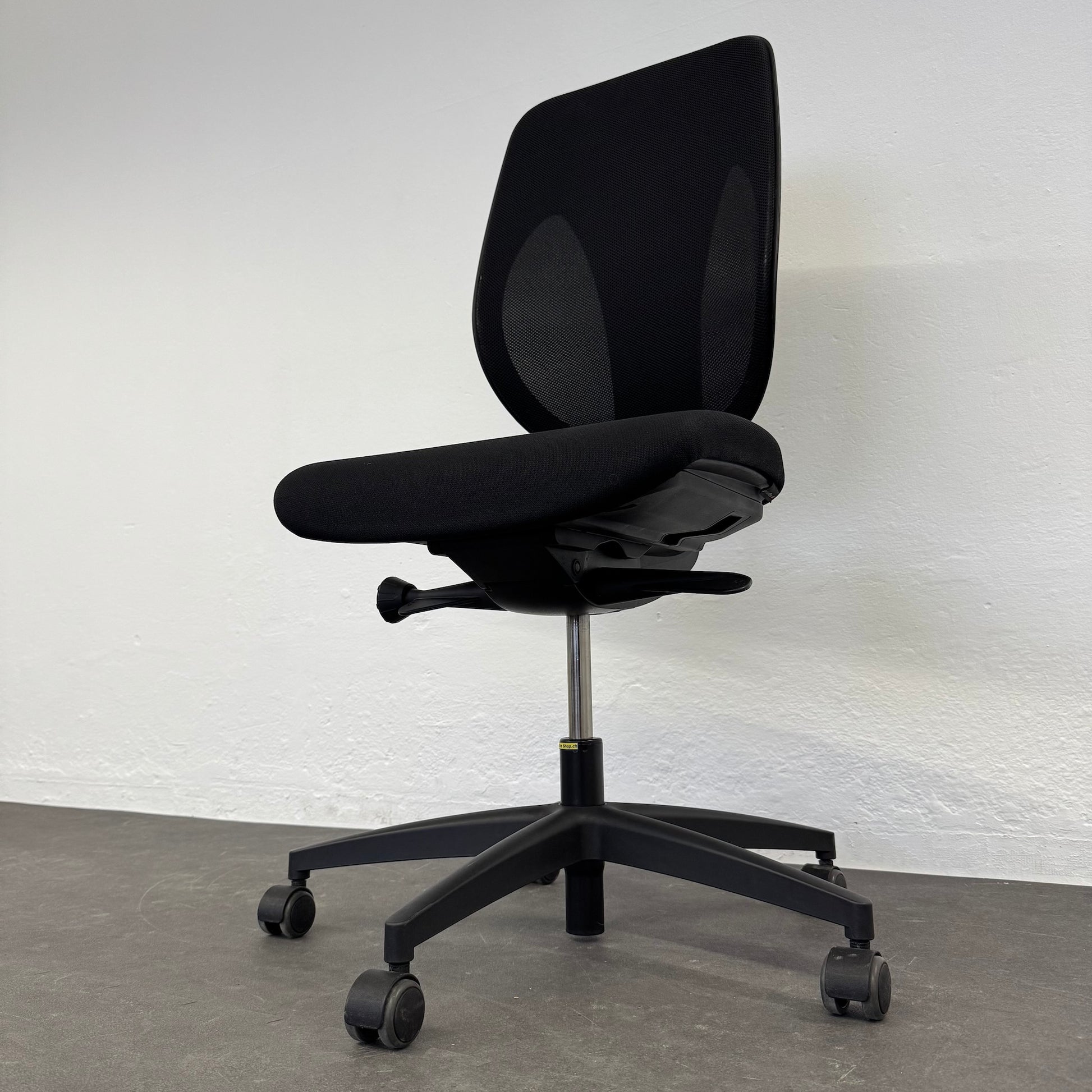 Giroflex G353 Bürodrehstuhl seitliche Ansicht von rechts