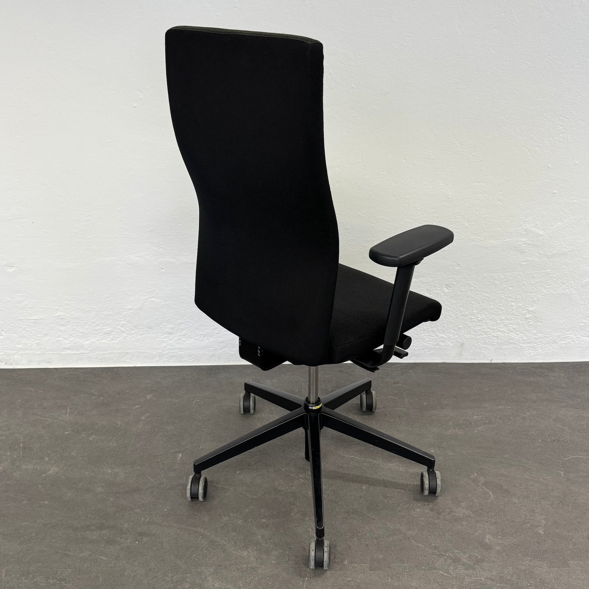 Züco Cubo Bürodrehstuhl mit Kleiderbügel