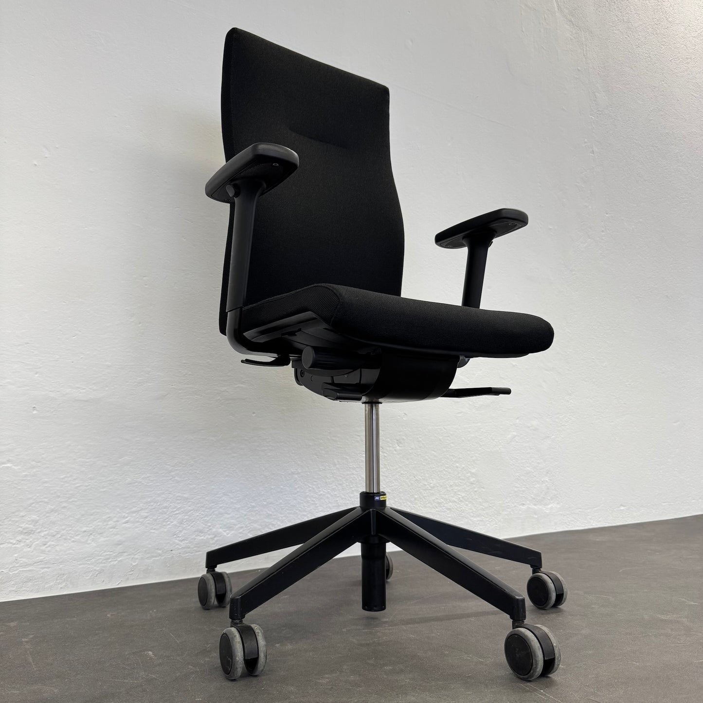 Züco Cubo Bürodrehstuhl Ansicht von unten links