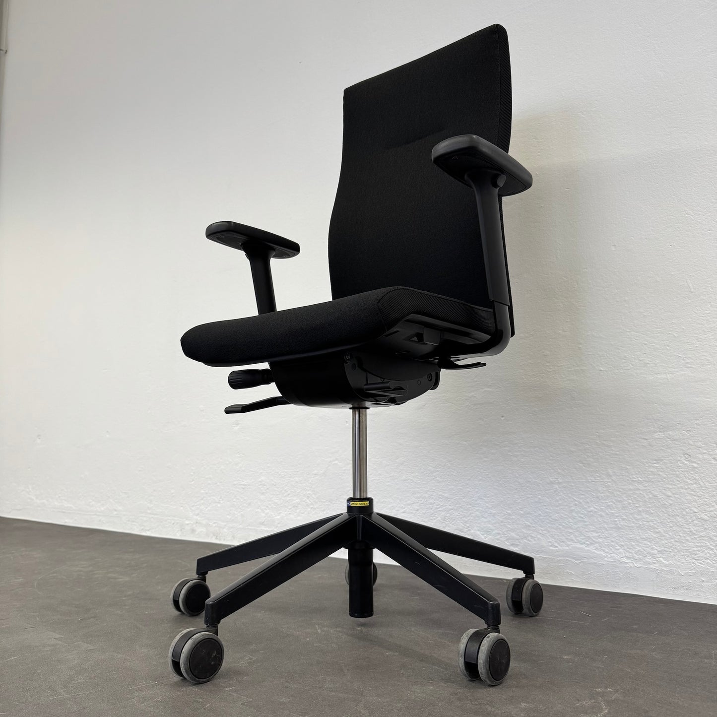 Züco Cubo Bürodrehstuhl Ansicht von unten rechts