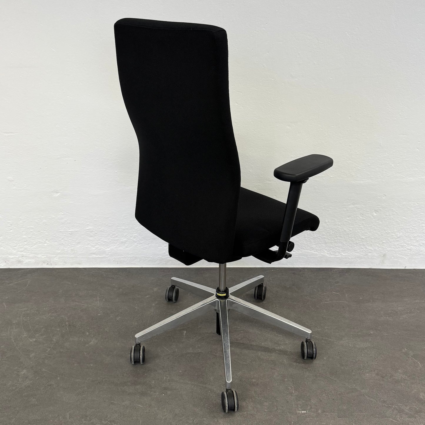 Züco Cubo Bürodrehstuhl mit Kleiderbügel