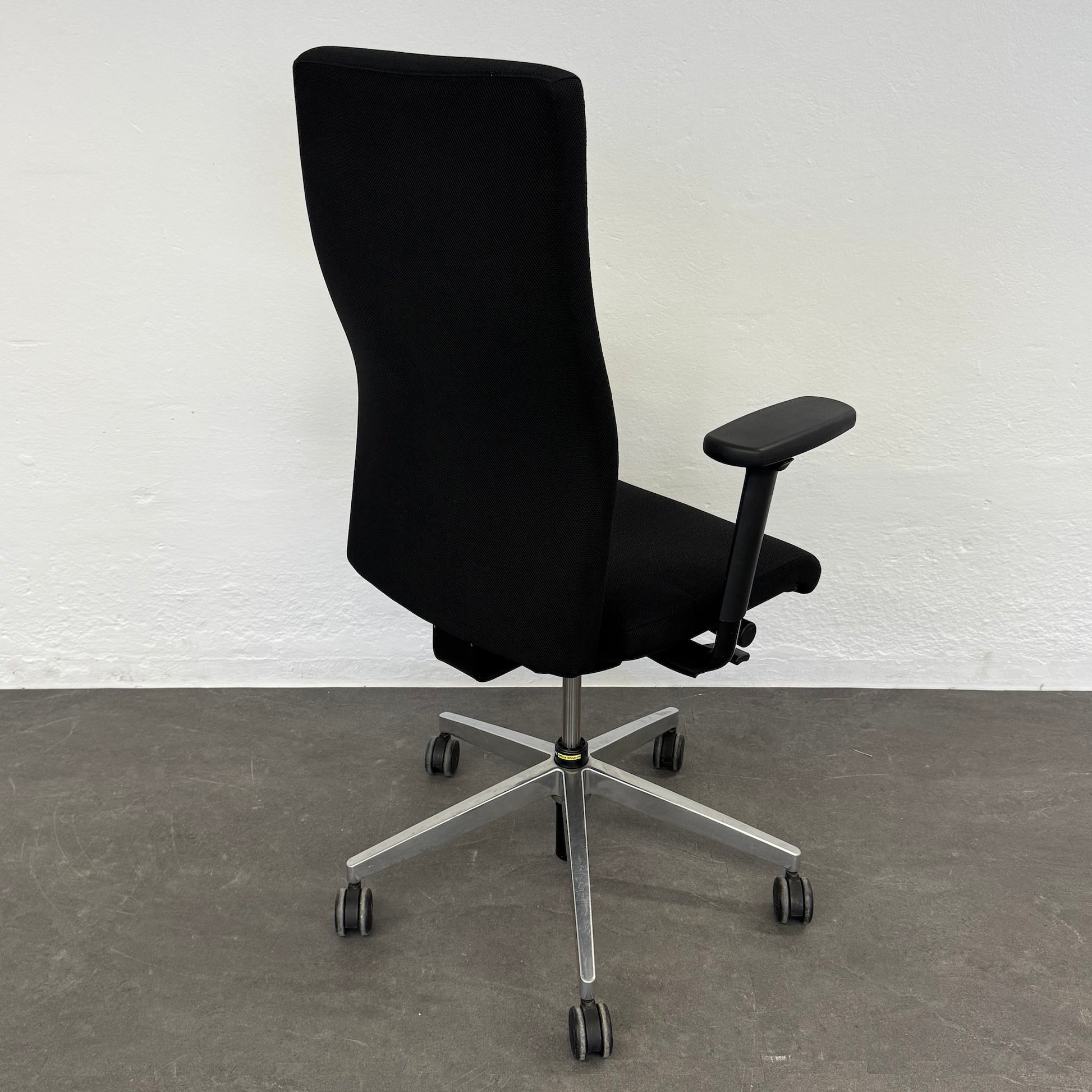 Züco Cubo Bürodrehstuhl mit Kleiderbügel