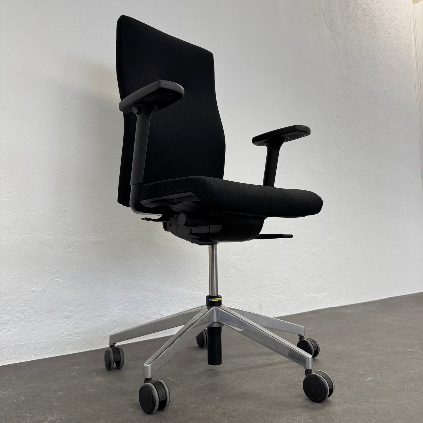 Züco Cubo Bürodrehstuhl Ansicht von unten links