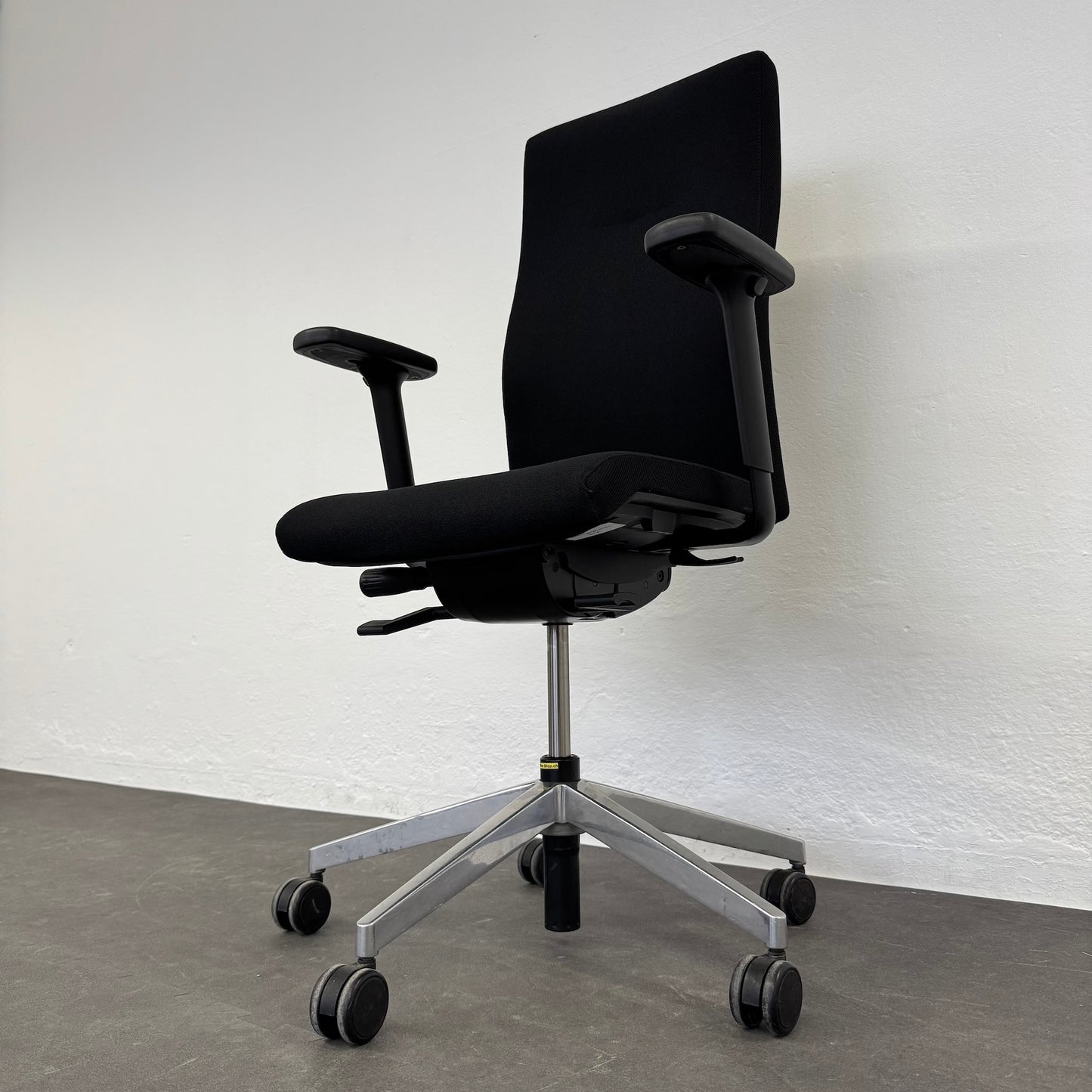 Züco Cubo Bürodrehstuhl Ansicht von unten rechts