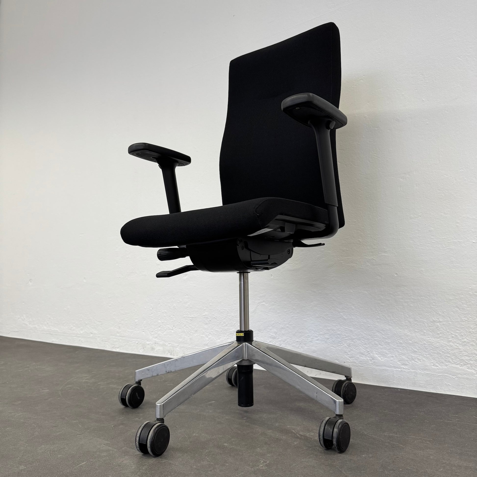 Züco Cubo Bürodrehstuhl Ansicht von unten rechts