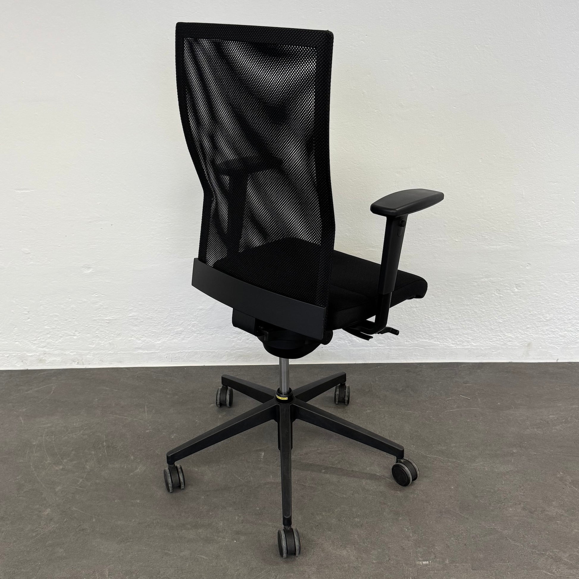 Züco Cubo Bürodrehstuhl mit Kleiderbügel