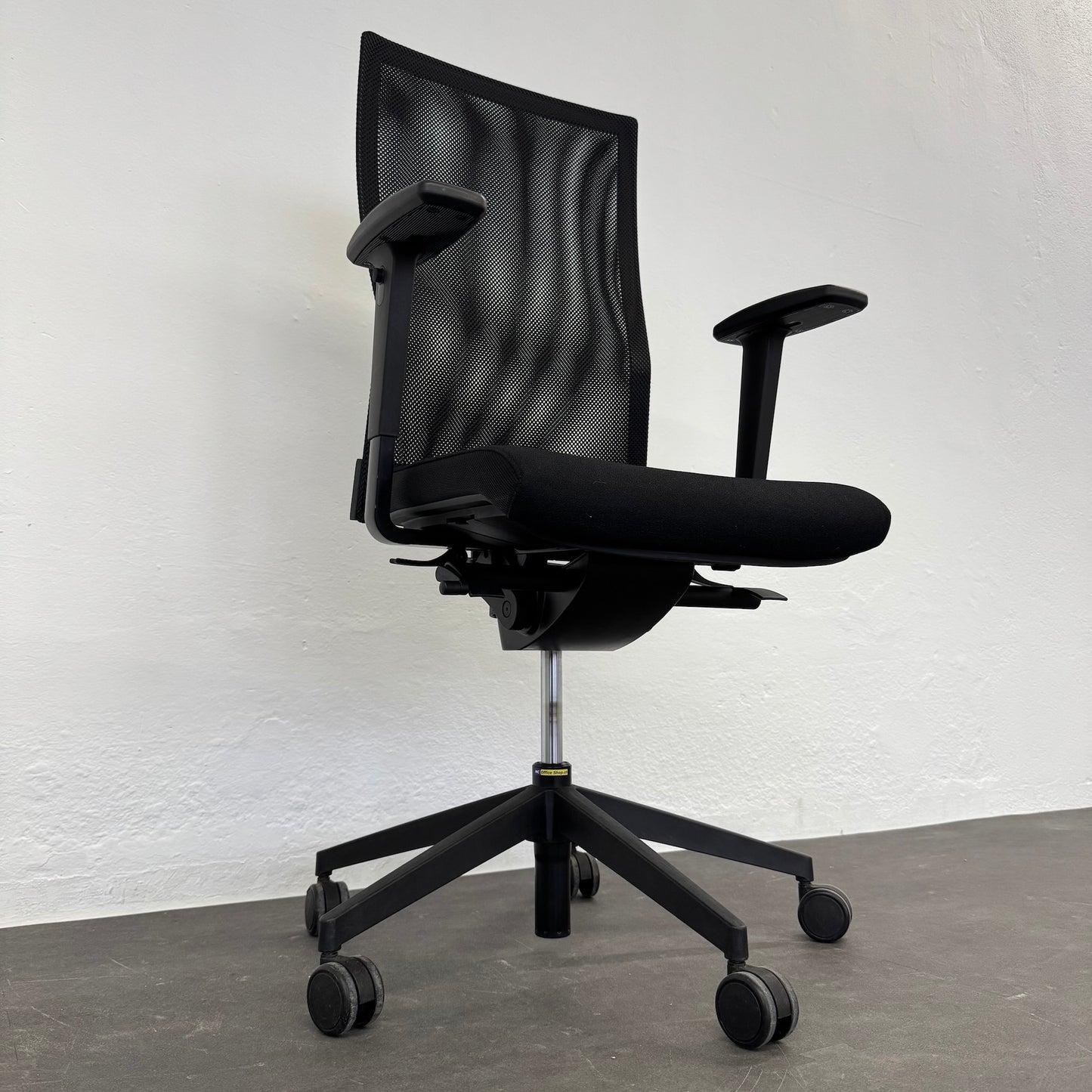 Züco Cubo Bürodrehstuhl Ansicht von unten links