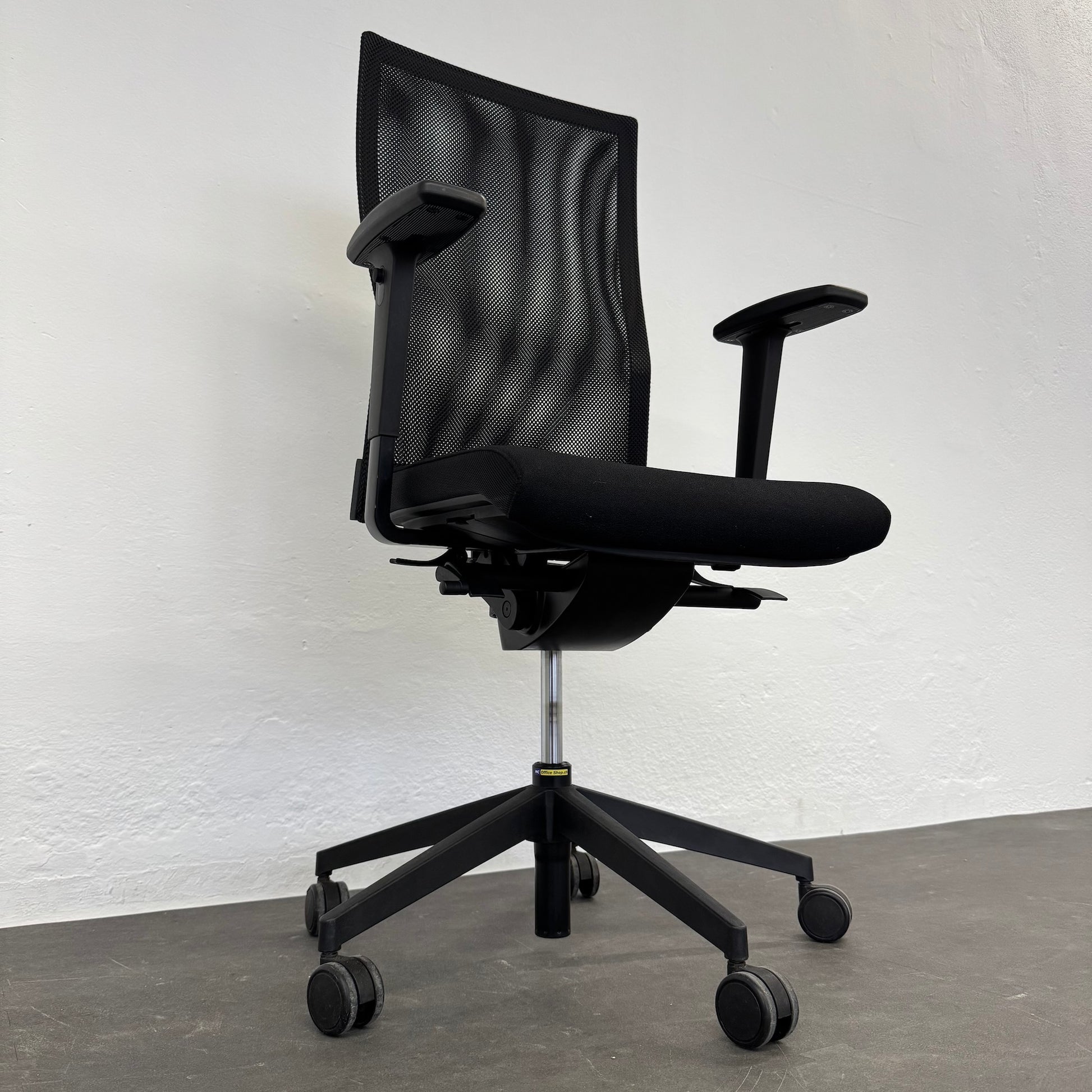 Züco Cubo Bürodrehstuhl Ansicht von unten links