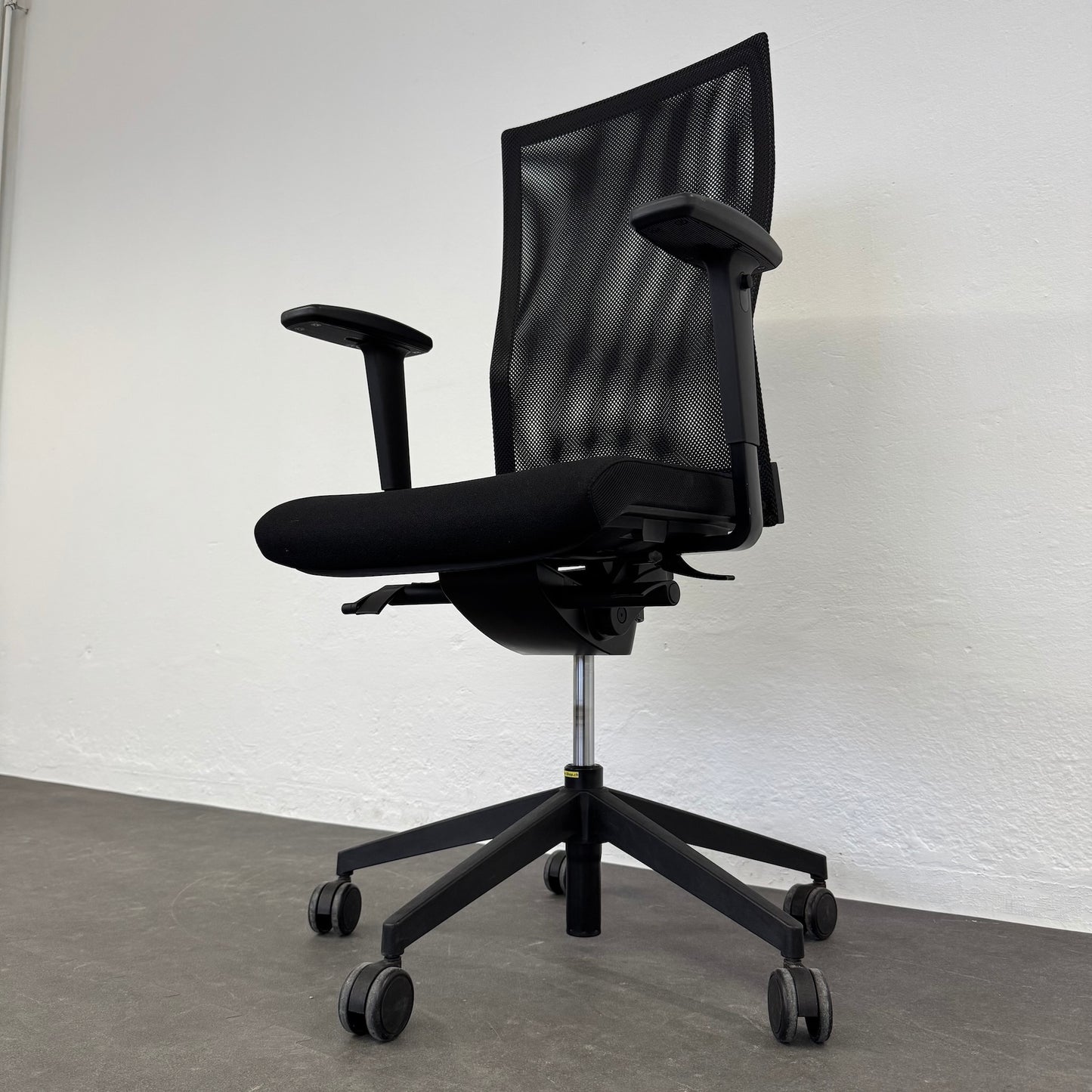 Züco Cubo Bürodrehstuhl Ansicht von unten rechts