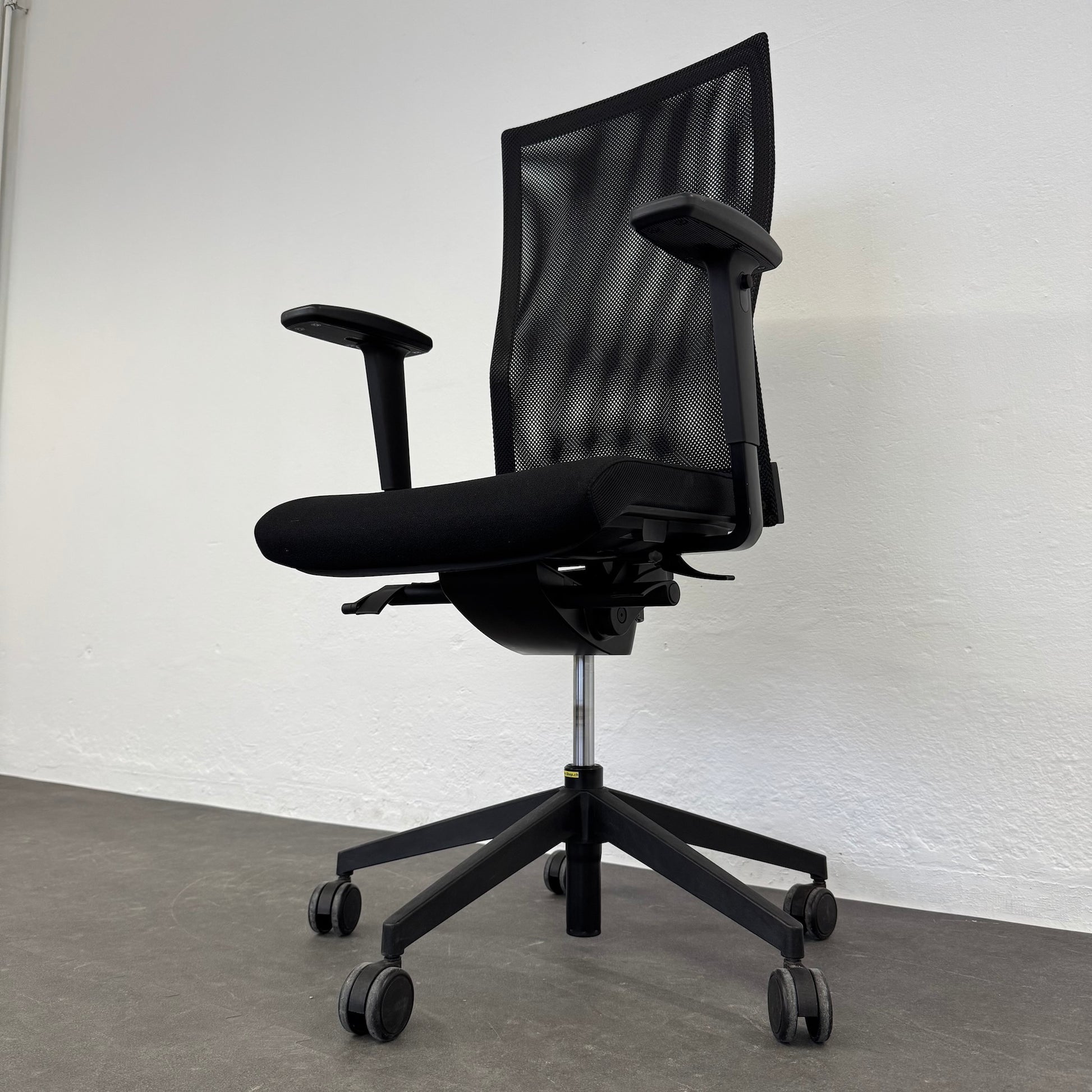 Züco Cubo Bürodrehstuhl Ansicht von unten rechts