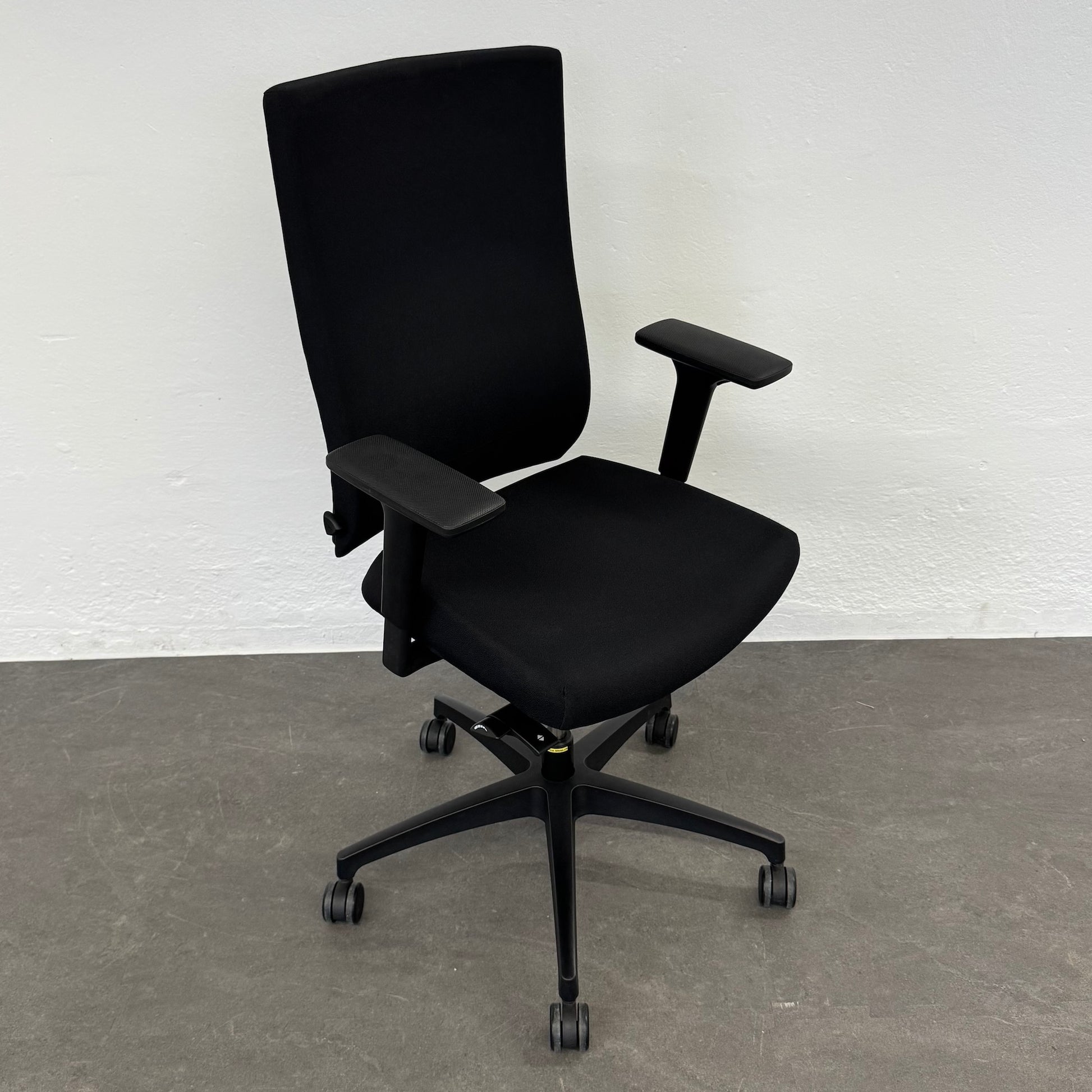 Dauphin Stilo ES Operator Bürodrehstuhl mit Armlehnen