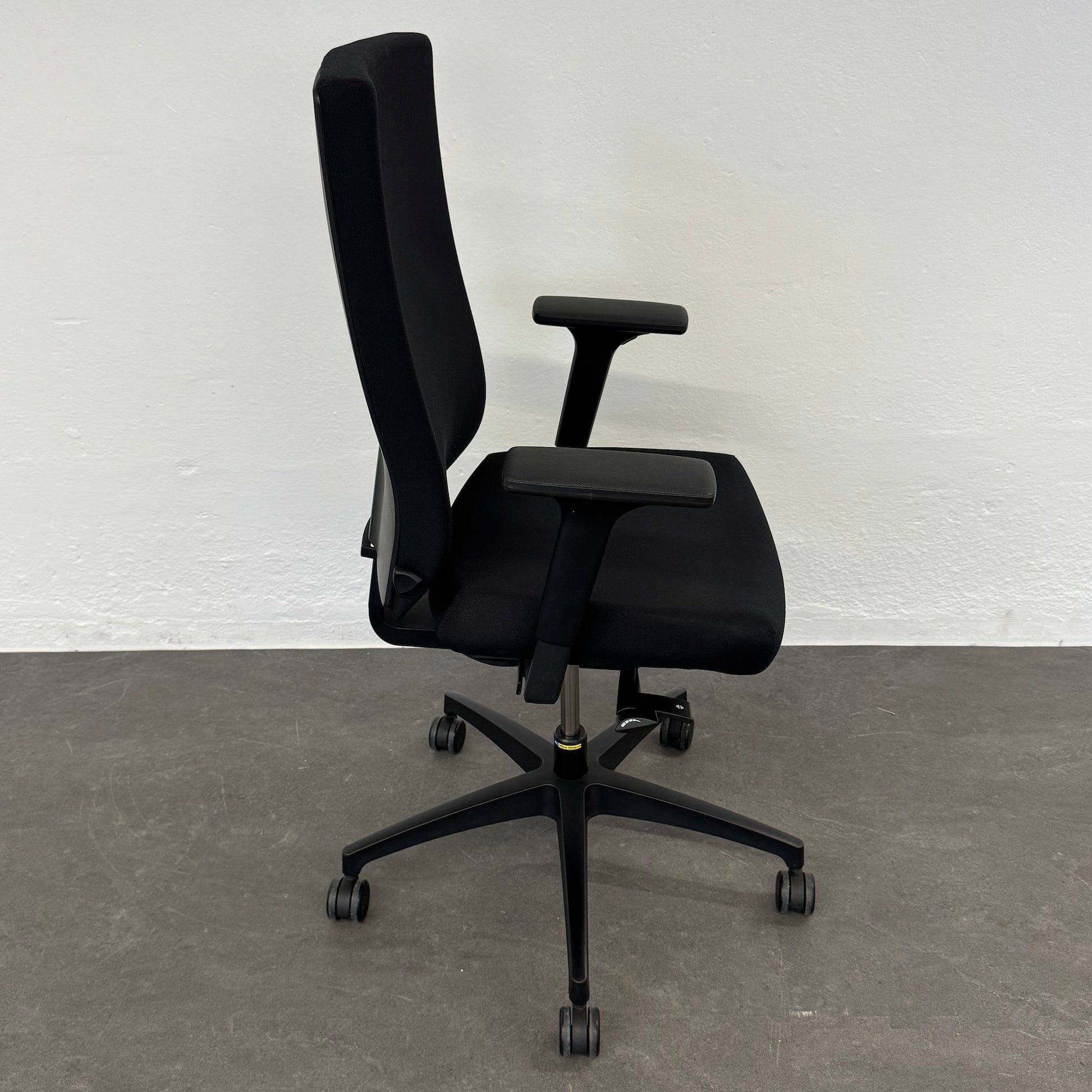 Dauphin Stilo ES Operator Bürodrehstuhl mit Fusskreuz Schwarz