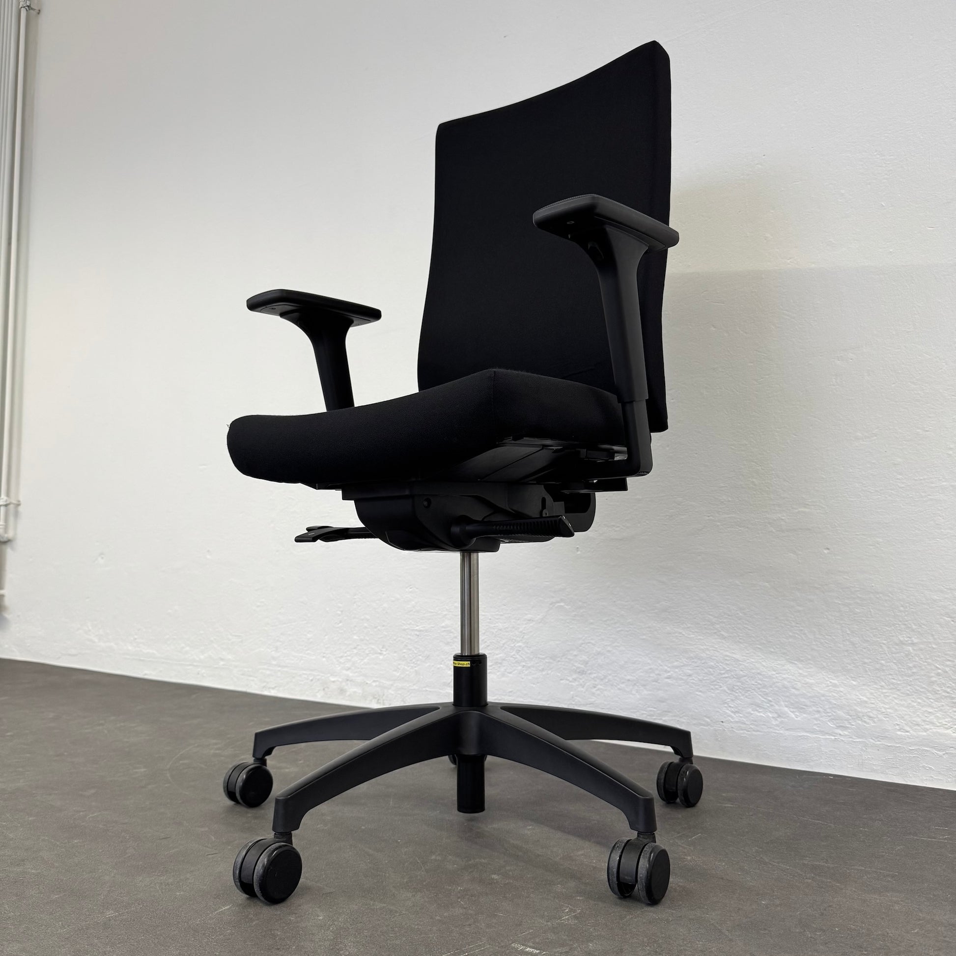 Dauphin Stilo ES Operator Bürodrehstuhl seitliche Ansicht von rechts