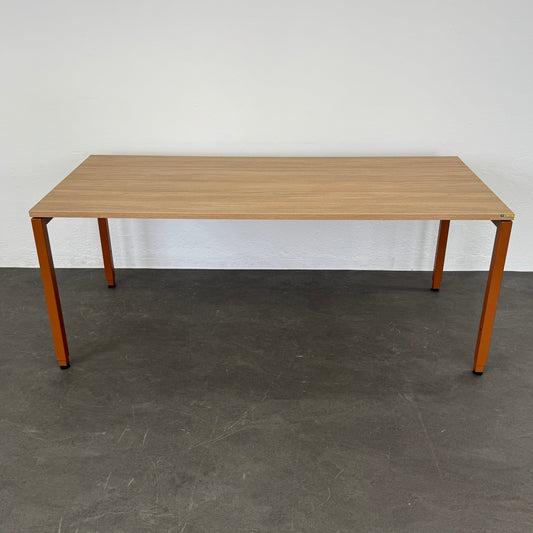 Lista Office Motion Schreibtisch mit Spanplatte Bernsteineichendekor mit Struktur