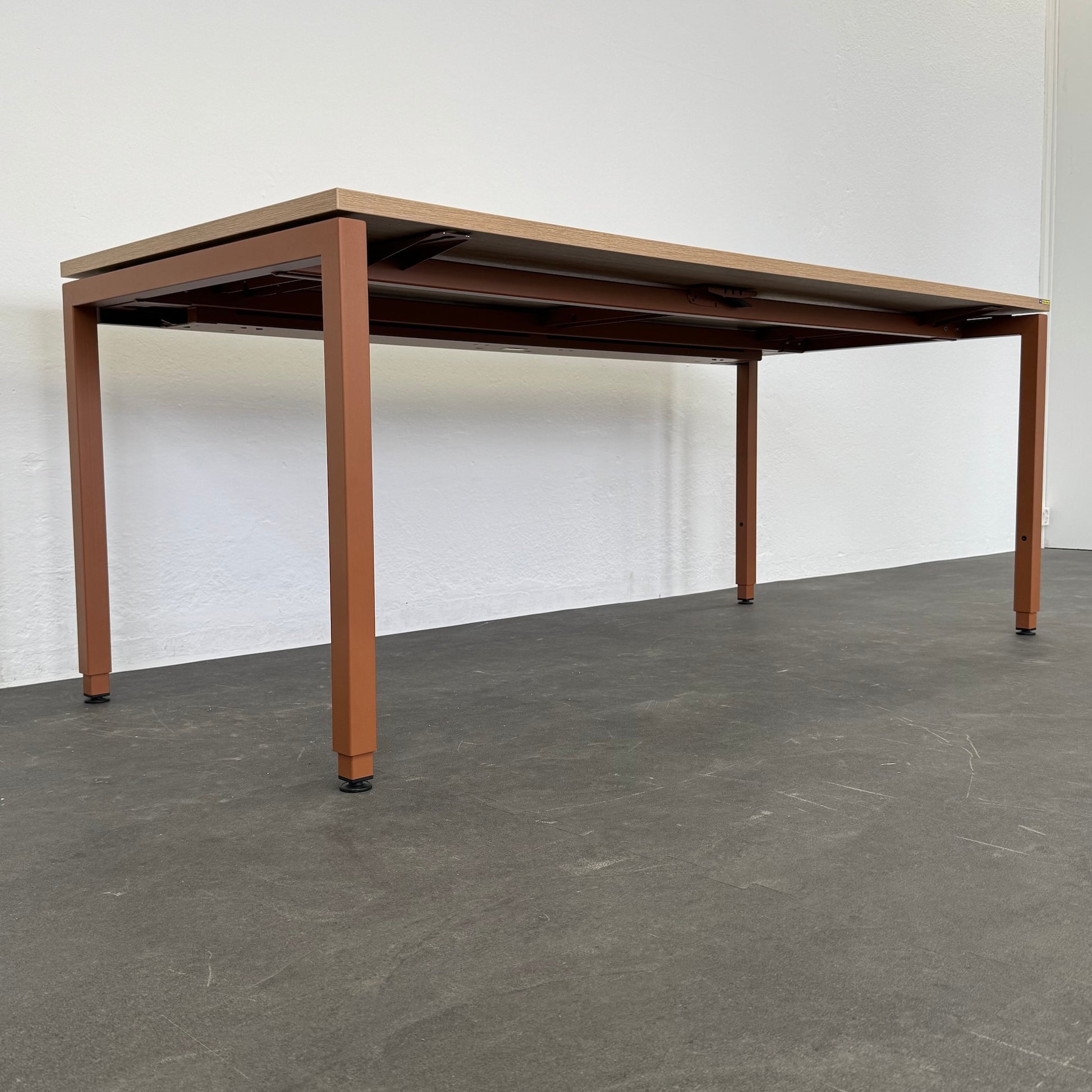 Lista Office Motion Schreibtisch mit Gestell Kupferbraun